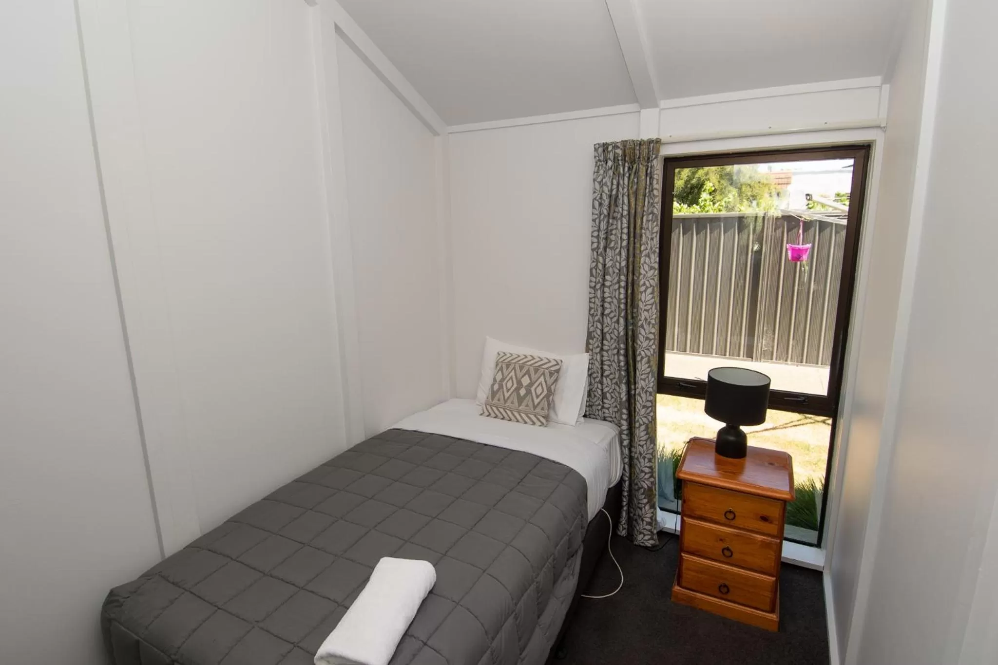 Bedroom, Bed in Middle Park Motel