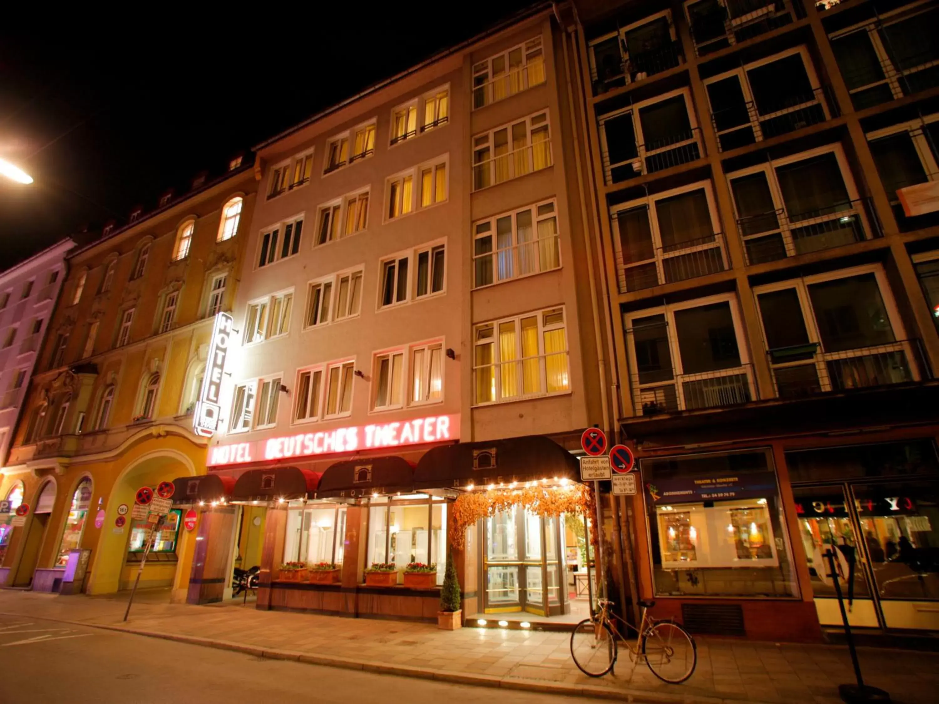 Facade/entrance, Property Building in Hotel Deutsches Theater