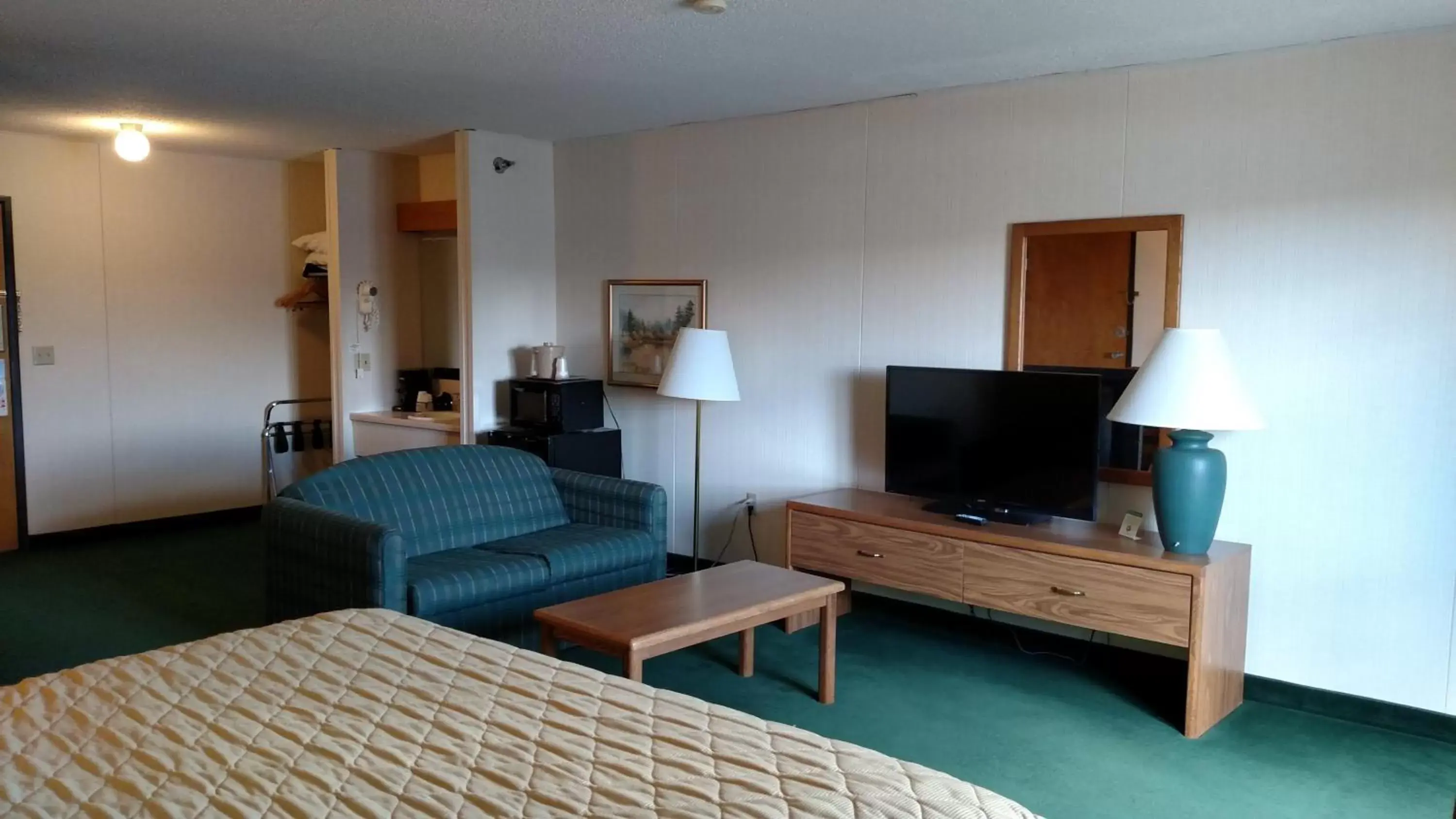 TV and multimedia, TV/Entertainment Center in Beartooth Inn