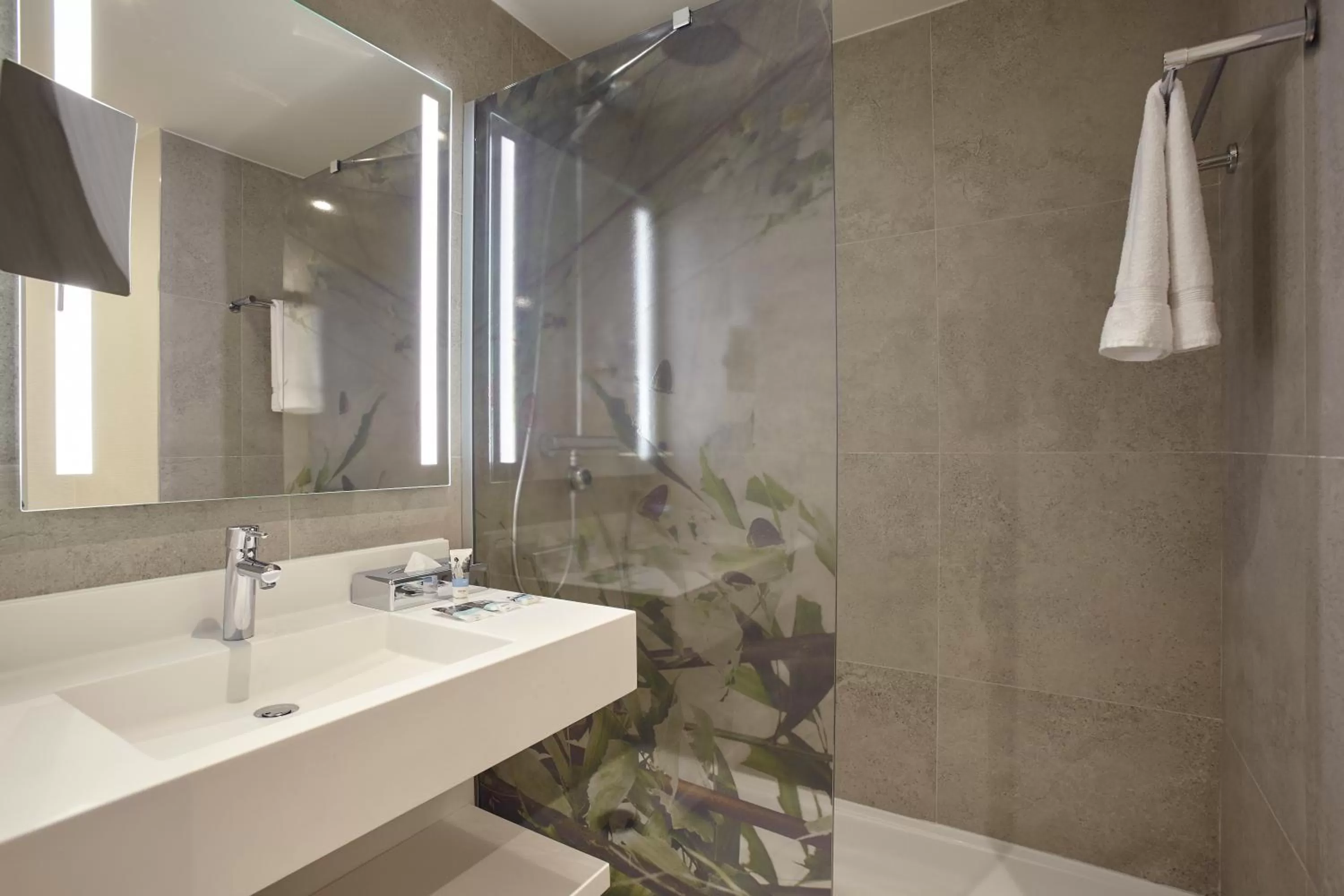 Shower in Mercure Paris La Défense