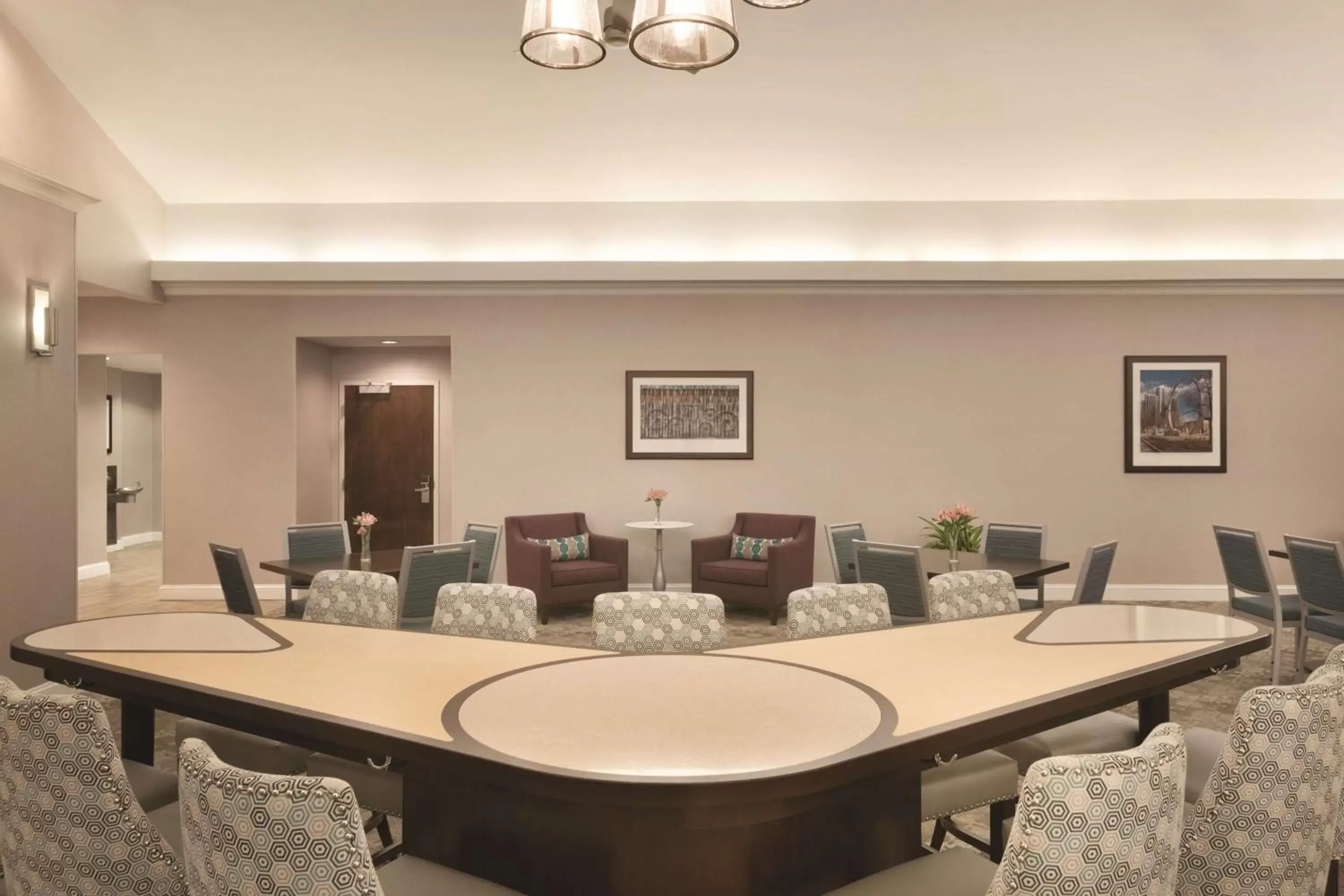 Dining area in Homewood Suites by Hilton Detroit-Troy