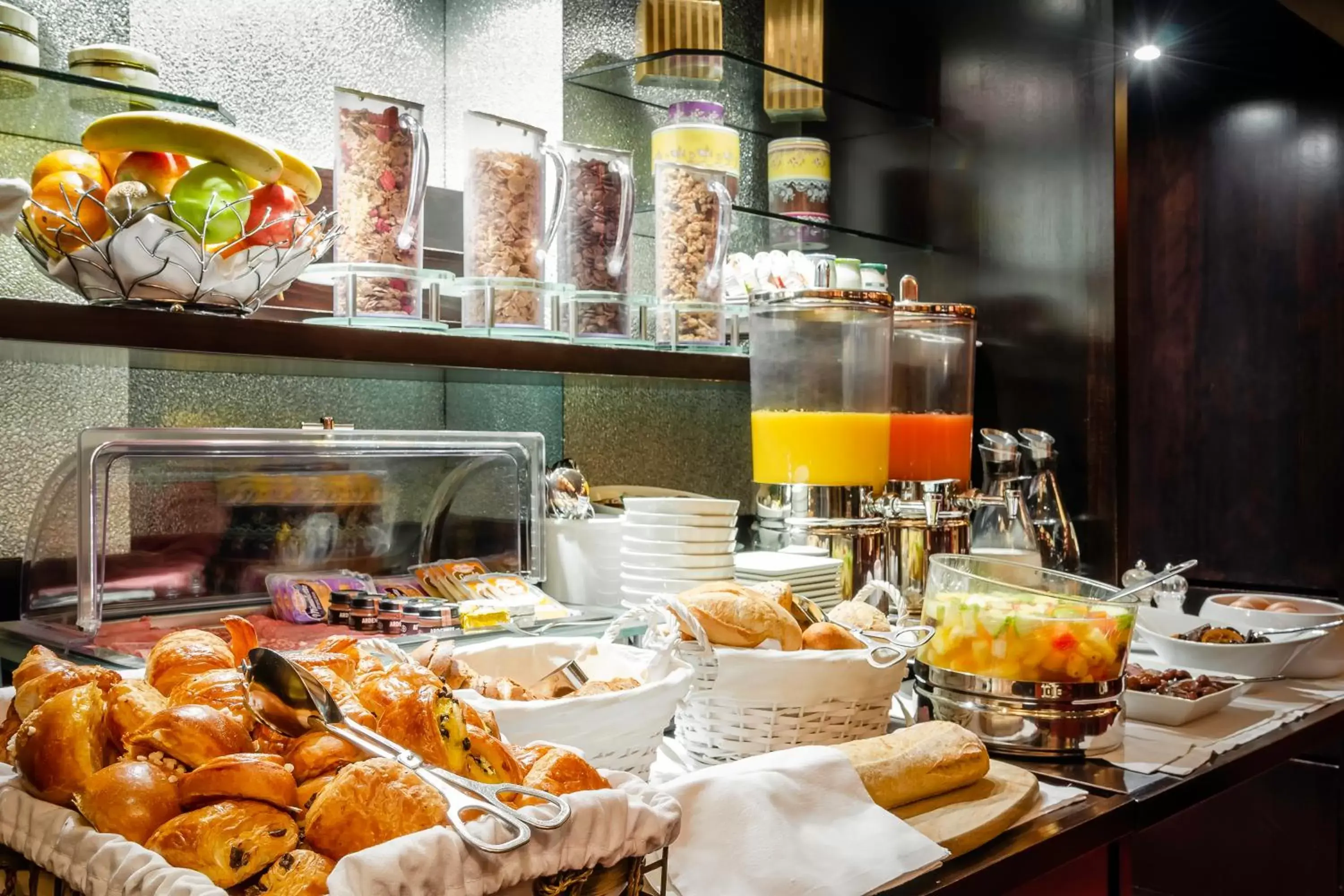 Buffet breakfast, Food in Courcelles Etoile