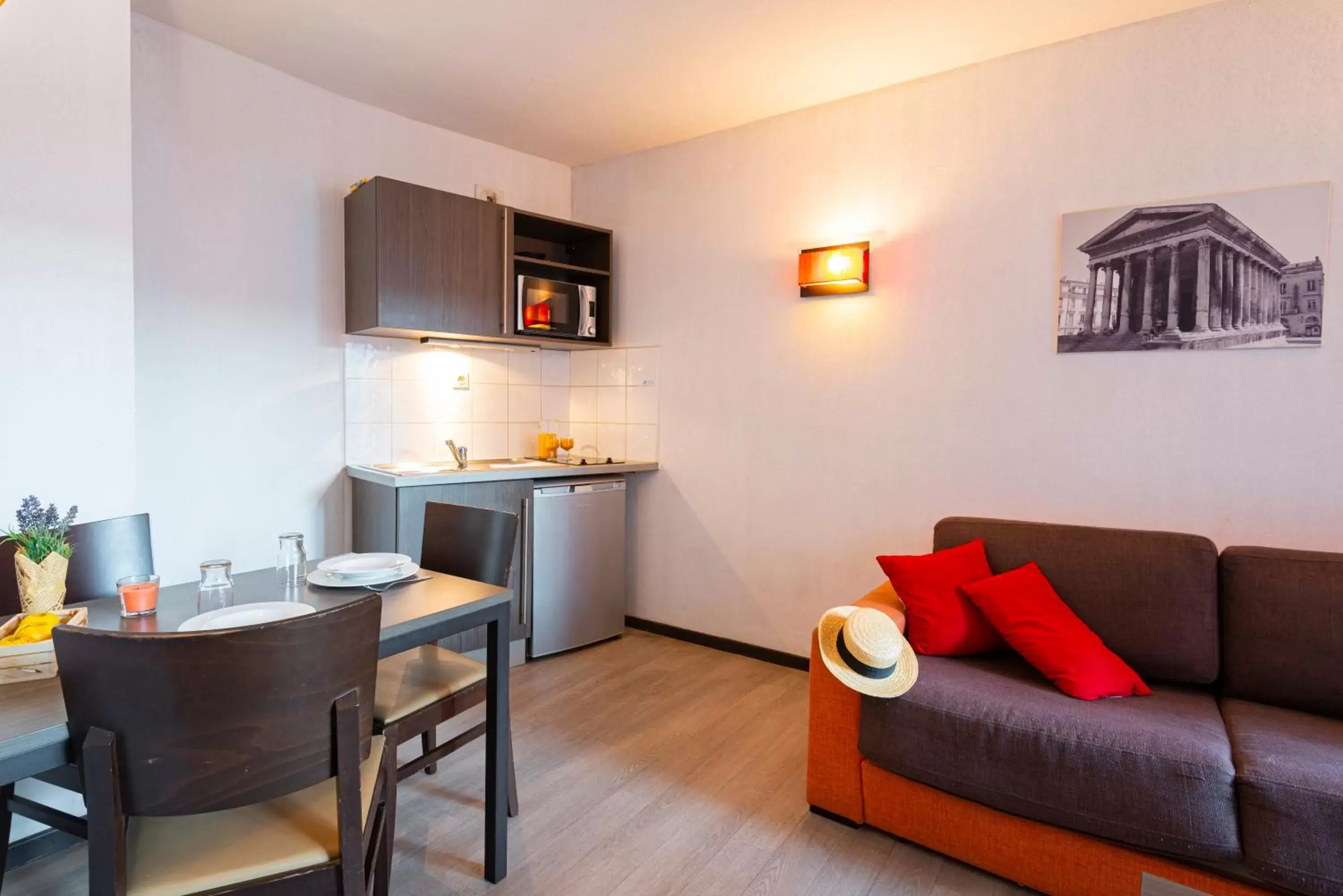 Kitchen or kitchenette, Dining Area in Zenitude Hôtel-Résidences Nîmes Centre