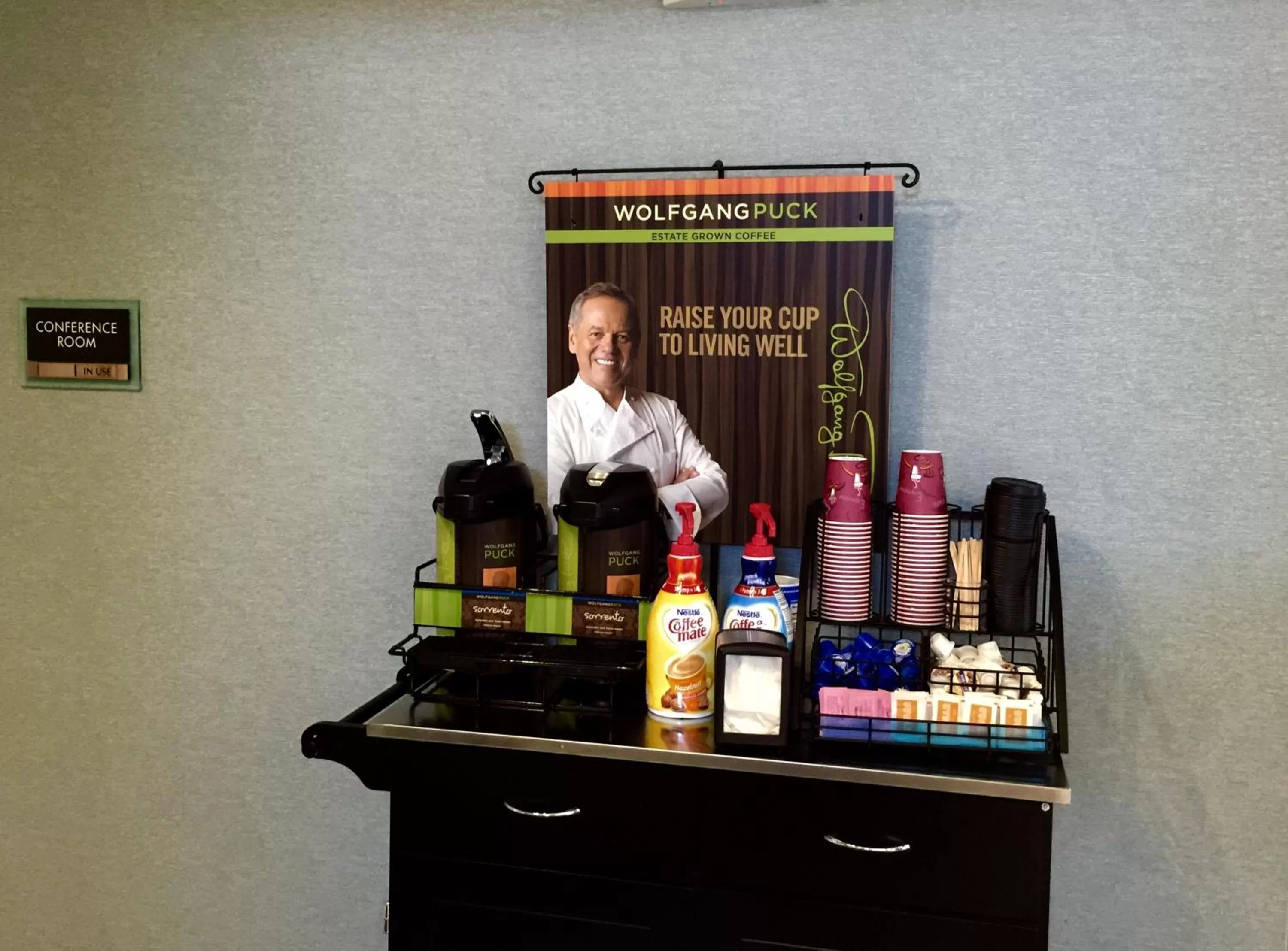 Food and drinks in Boarders Inn & Suites by Cobblestone Hotels - Ashland City