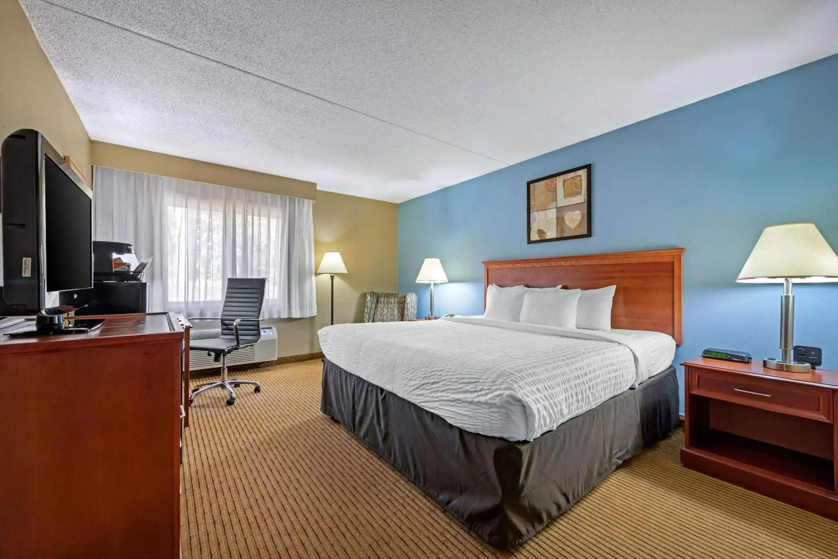 Photo of the whole room, Bed in Clarion Hotel Lexington