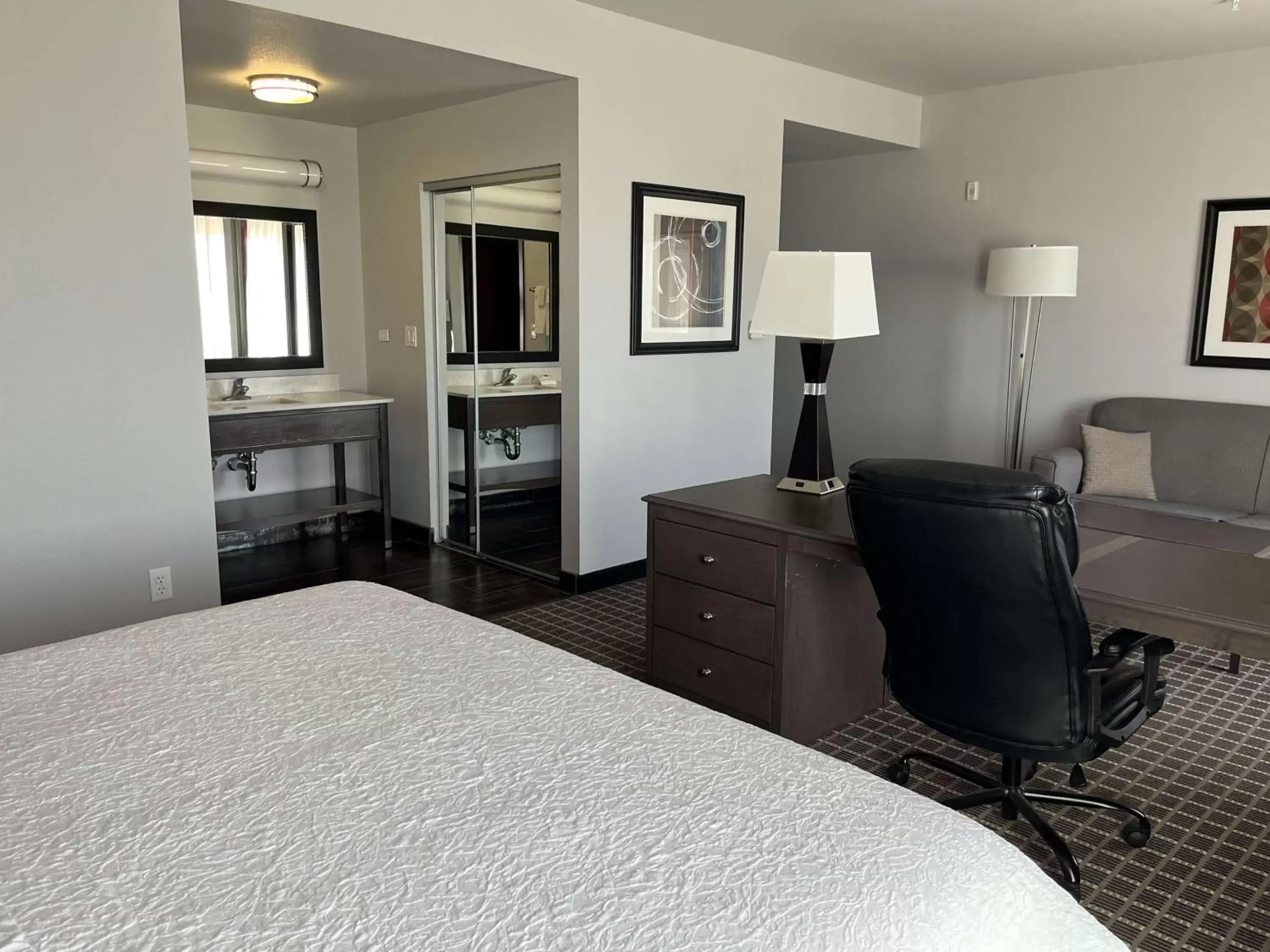 Photo of the whole room, Bed in Studio 6 Suites Pearsall, TX Photo of the whole room, Bed in Studio 6 Suites Pearsall, TX