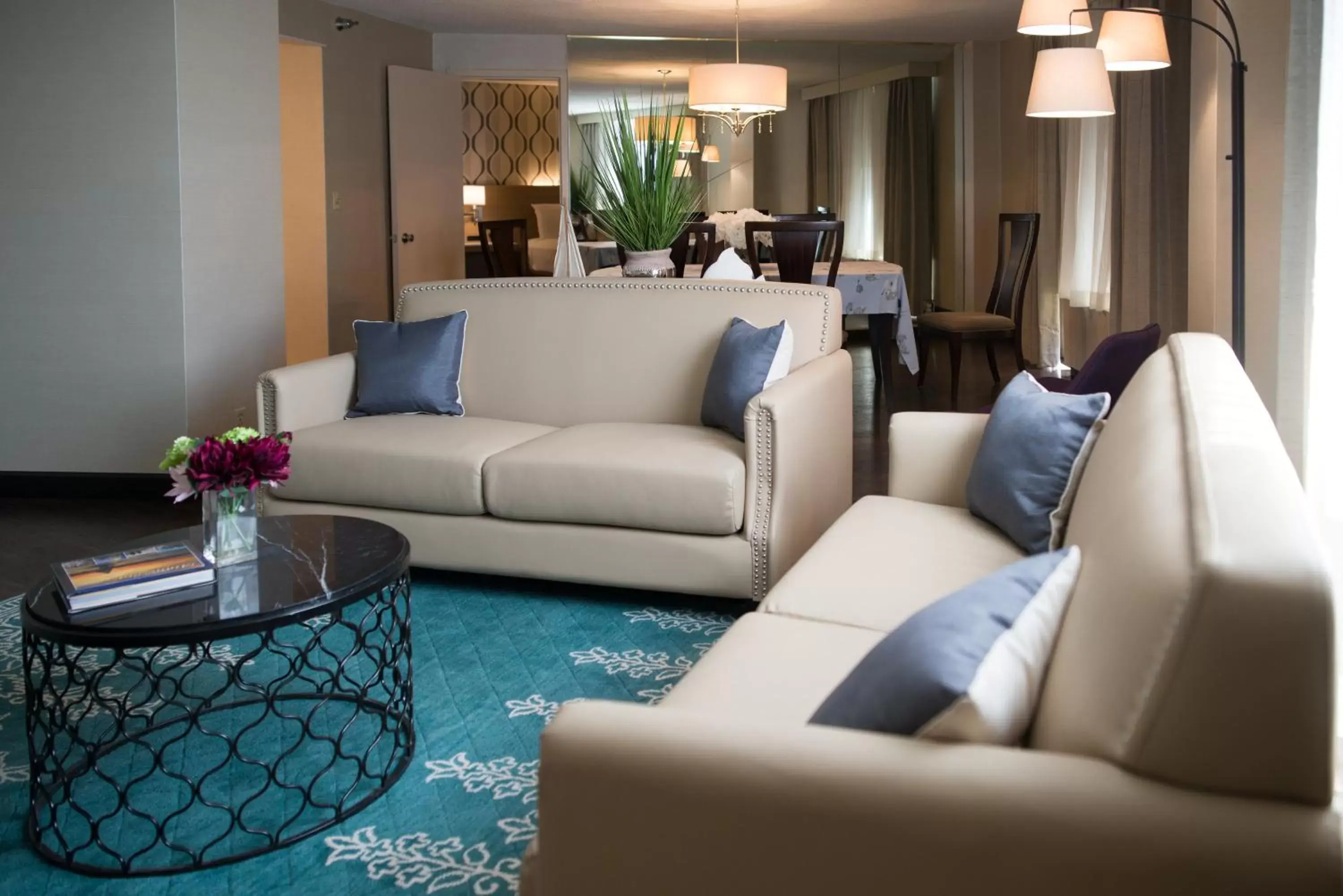 Living room, Lounge/Bar in Radisson Hotel Duluth-Harborview