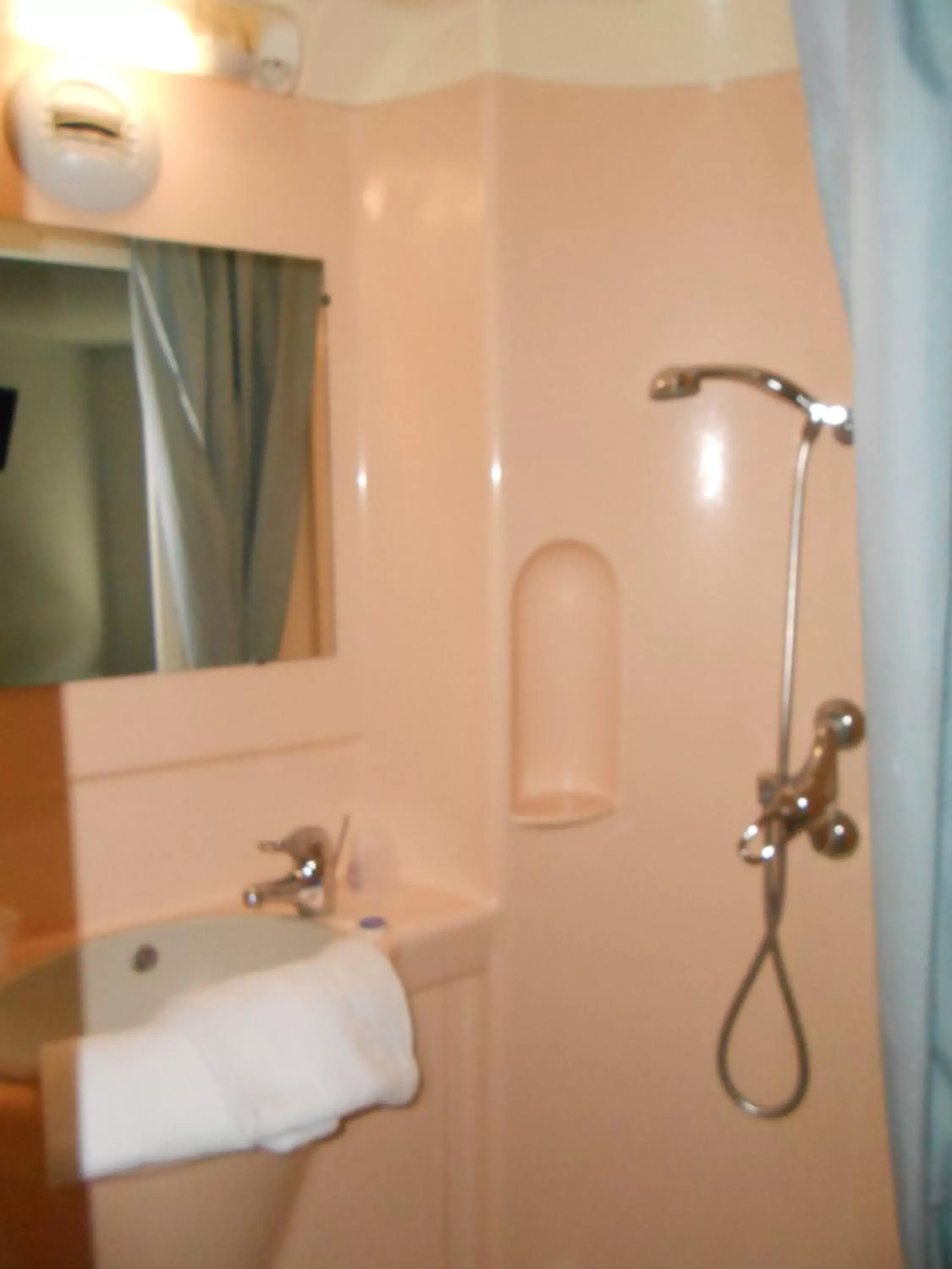 Shower, Bathroom in Fasthotel Limoges