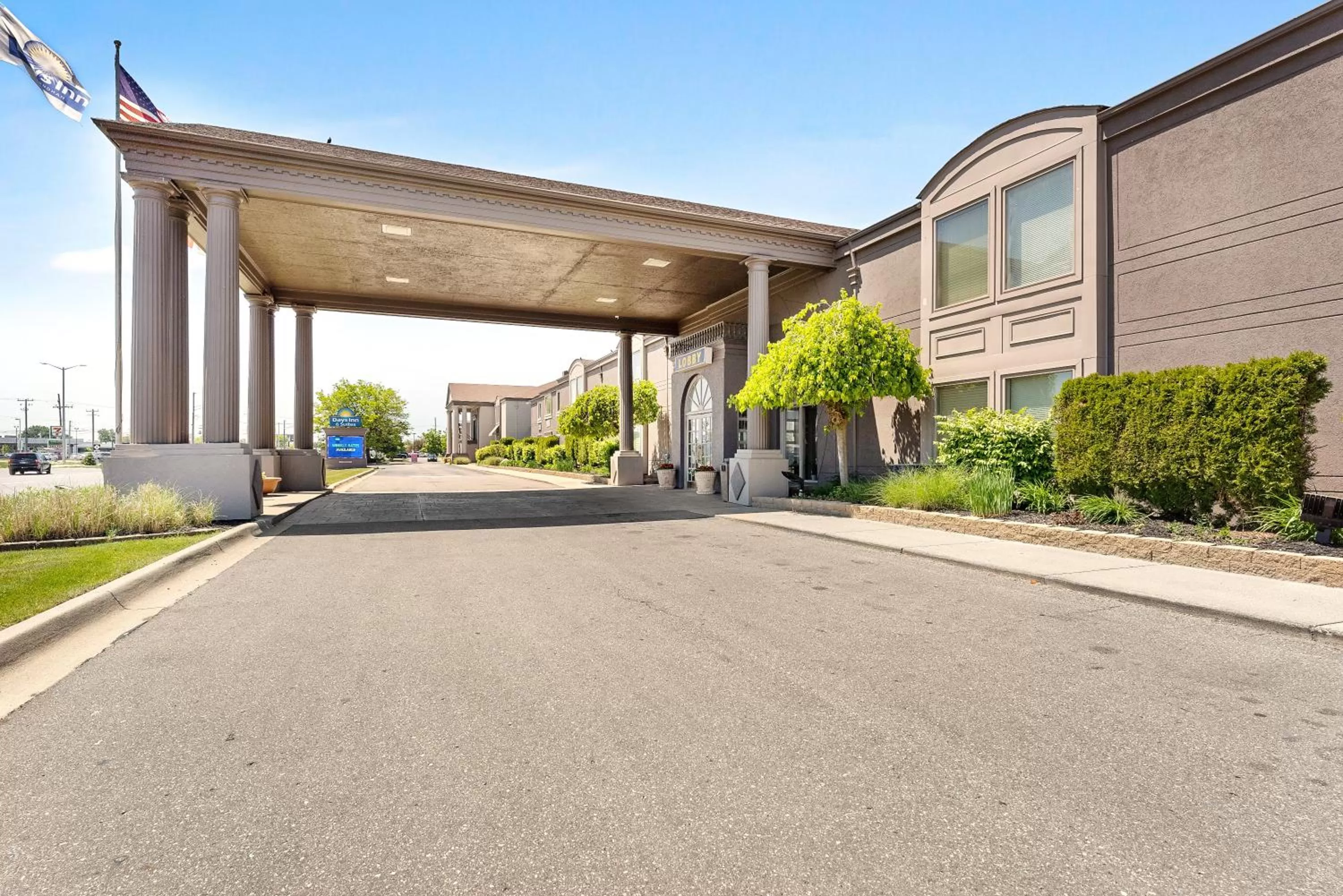 Property building in Days Inn & Suites by Wyndham Roseville/Detroit Area