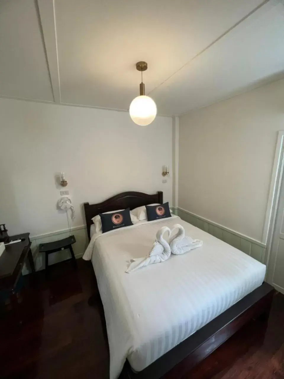 Budget Double Room in RoomQuest Rim Praya Dinsor Road Budget Double Room in RoomQuest Rim Praya Dinsor Road