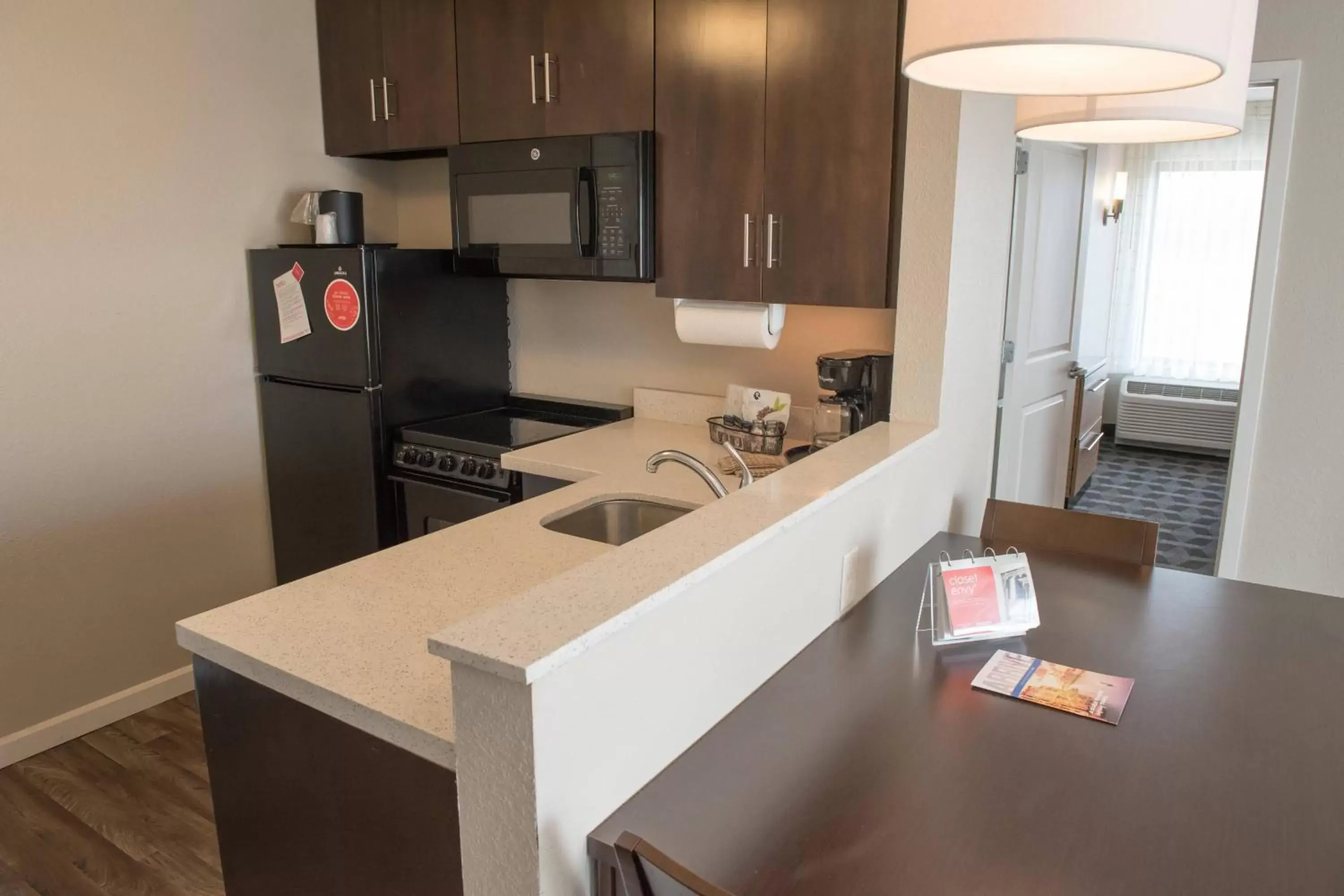 Kitchen or kitchenette, Kitchen/Kitchenette in TownePlace Suites by Marriott Battle Creek