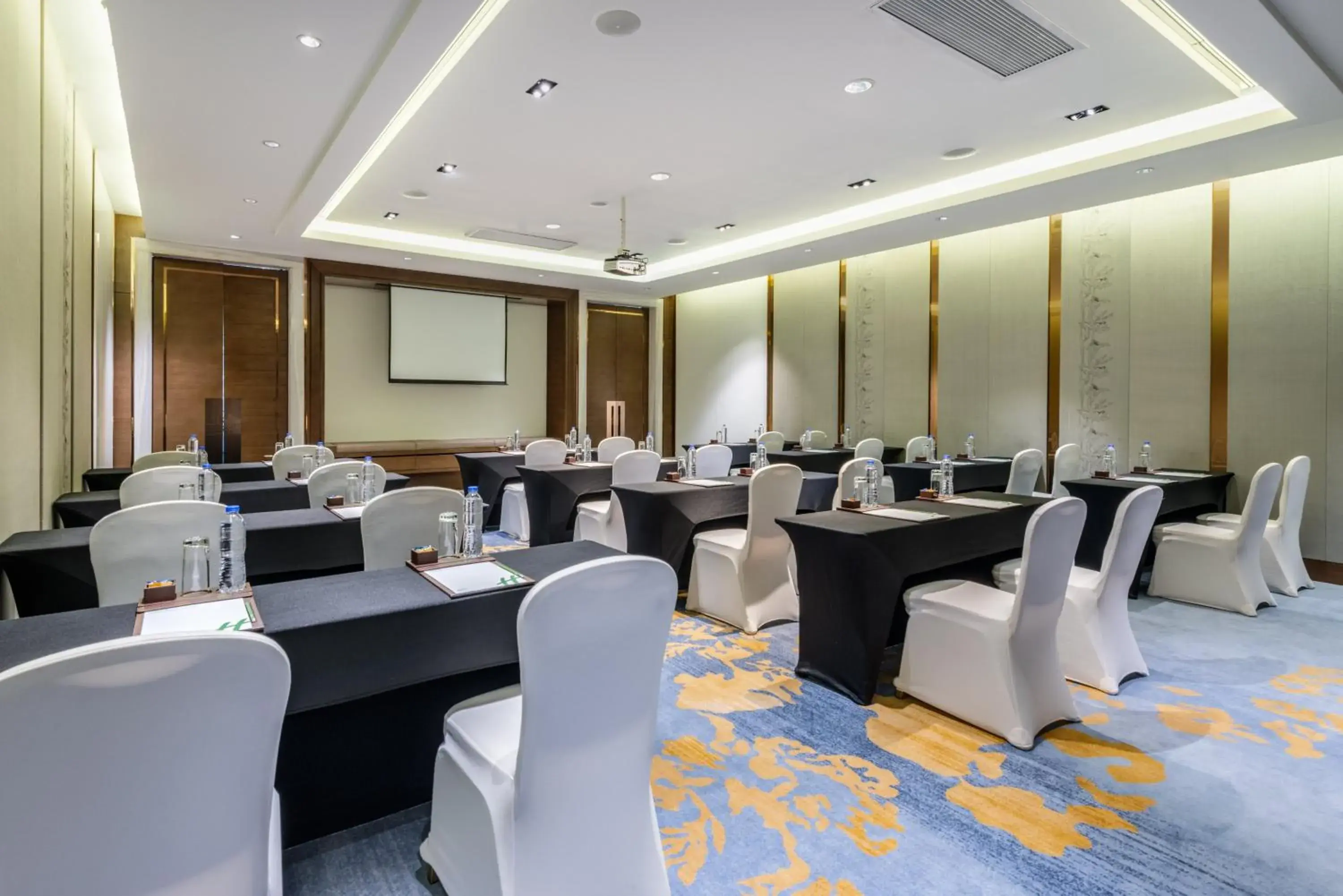 Meeting/conference room in Holiday Inn Shanghai Hongqiao