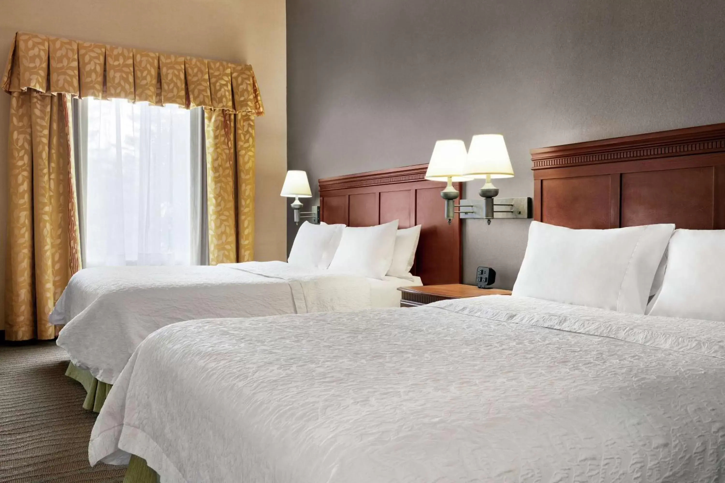 Bed in Hampton Inn & Suites Poughkeepsie