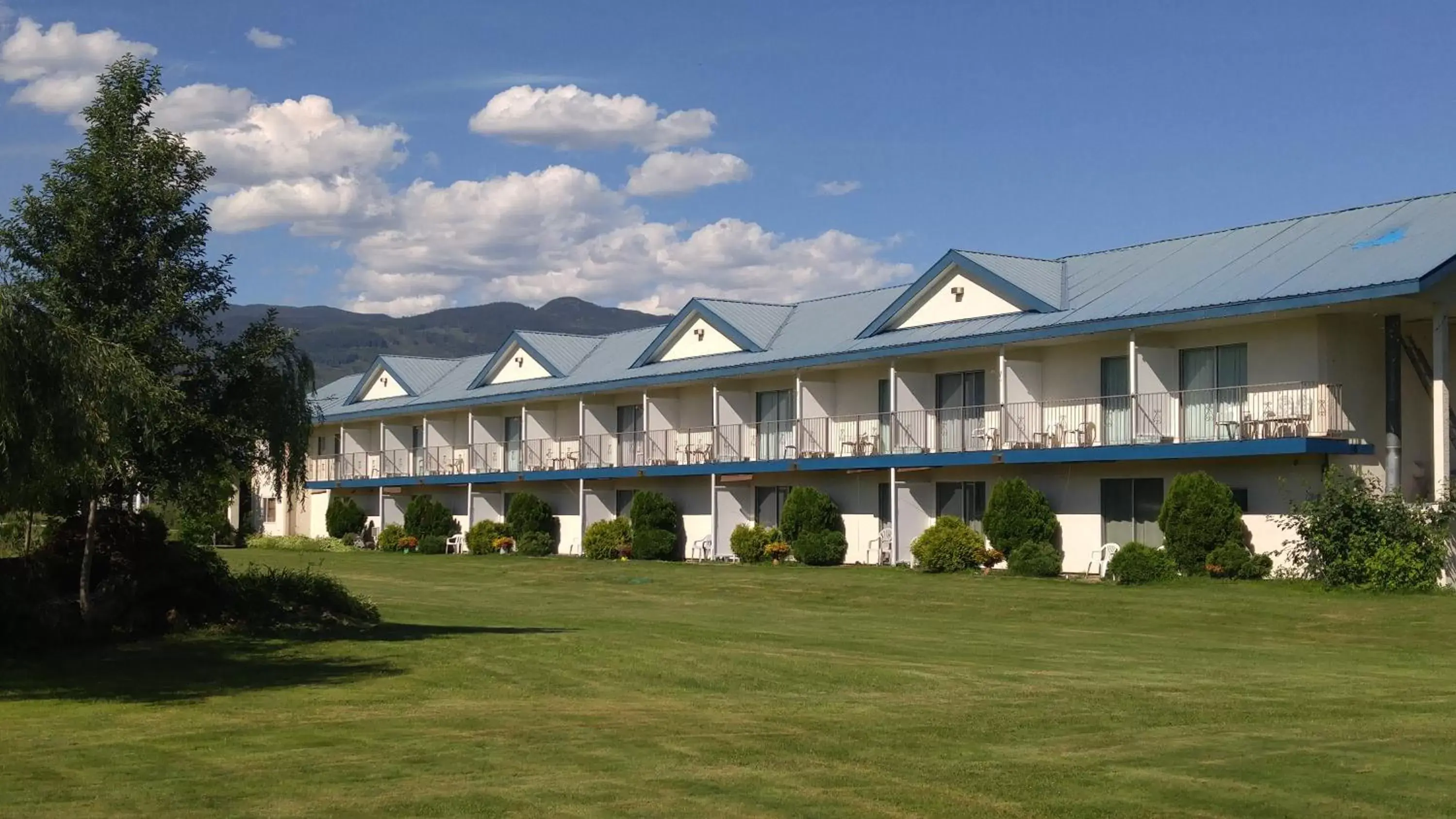 Garden, Property Building in Monashee Motel