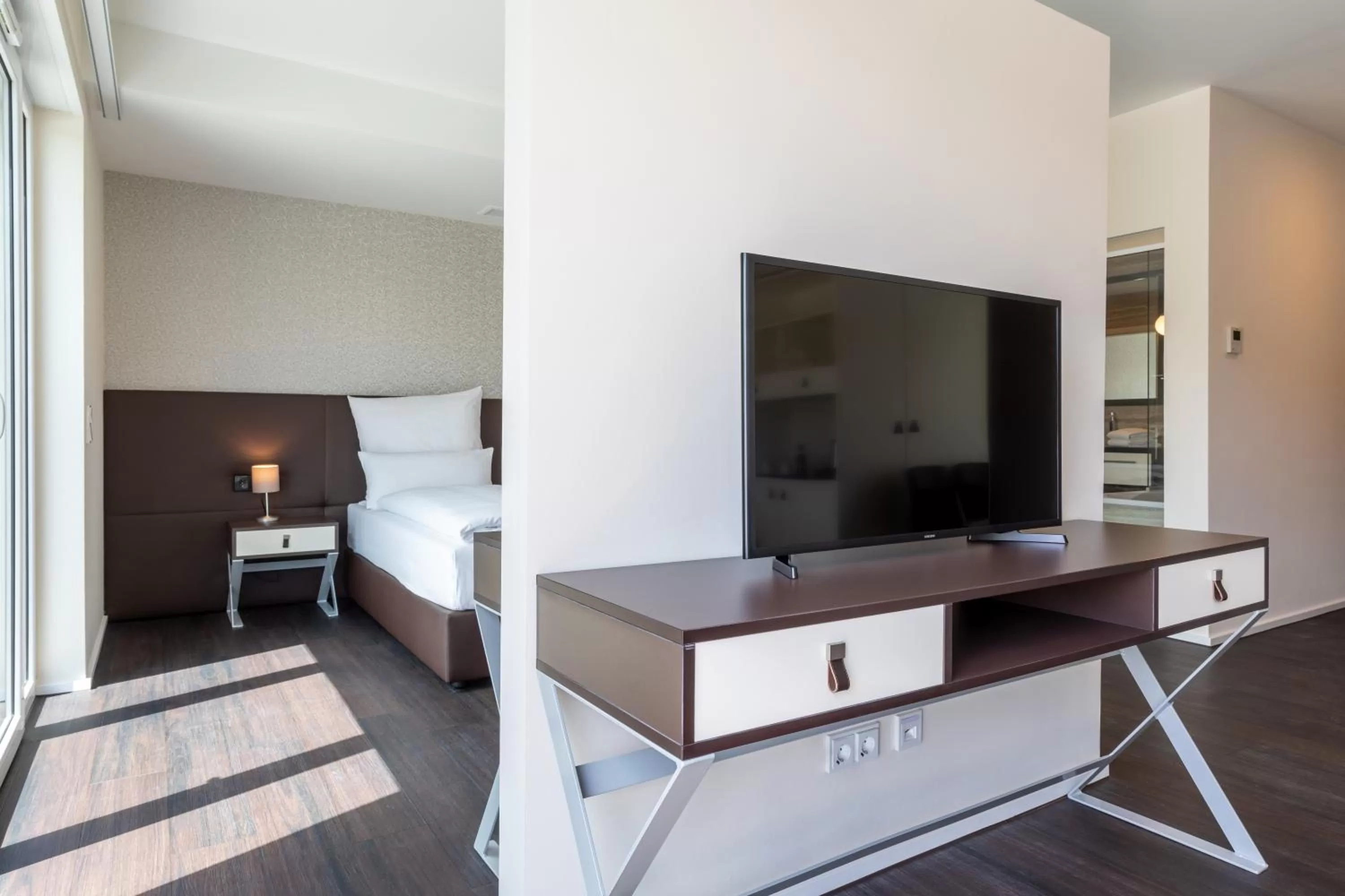 Living room, Bed in Trip Inn Conference Hotel & Suites