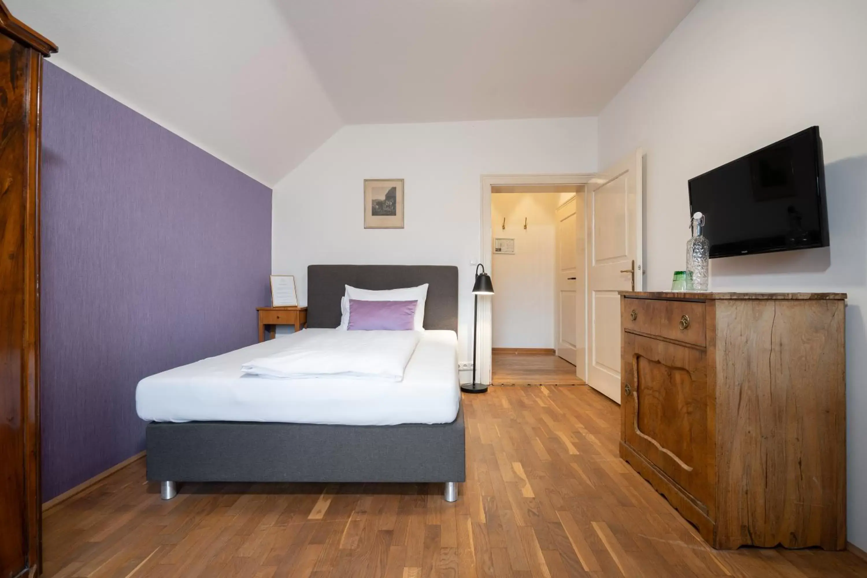 Bedroom, Bed in Schlosswirt zu Anif - Hotel und Restaurant