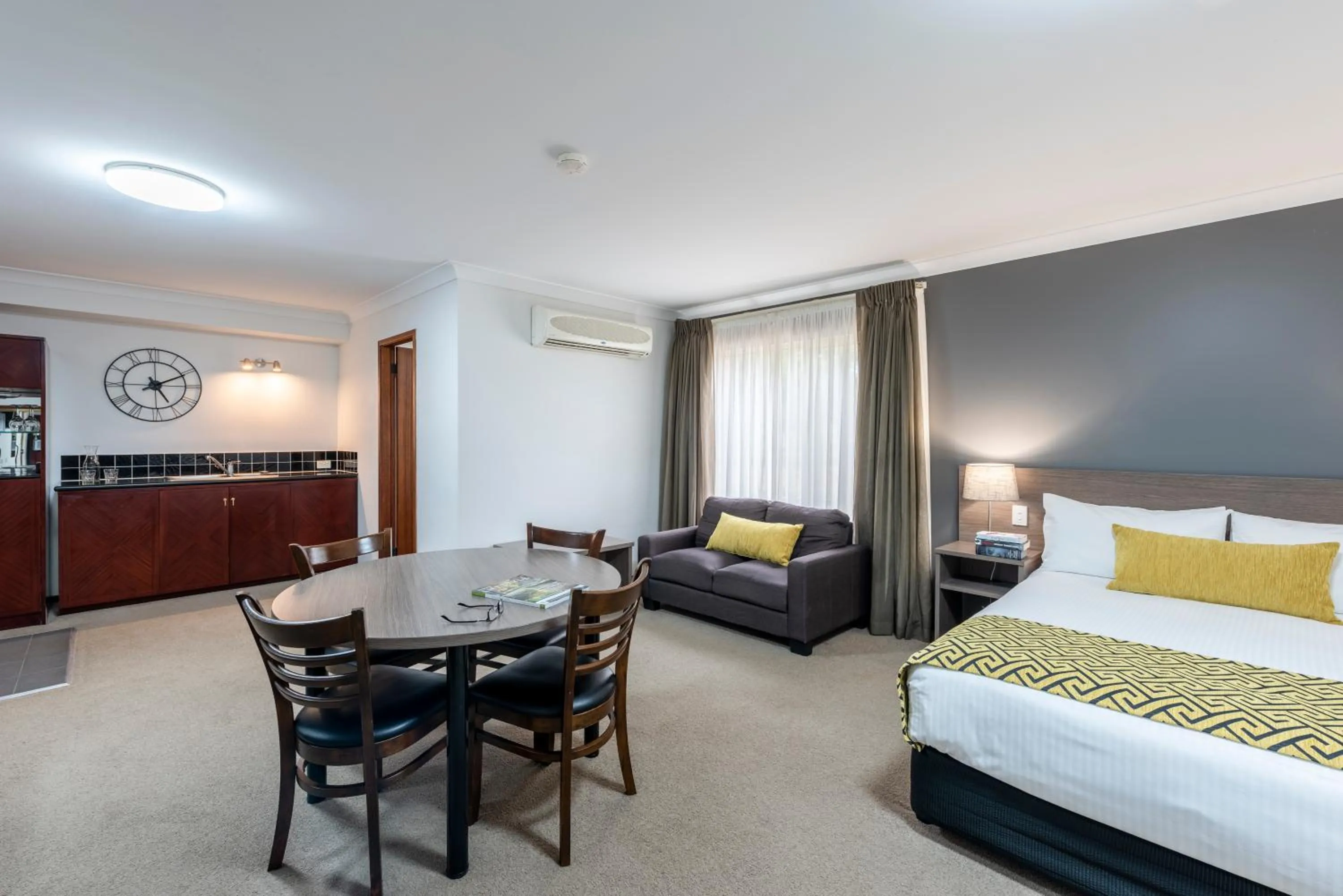 Photo of the whole room, Bed in Best Western Plus Ambassador Orange