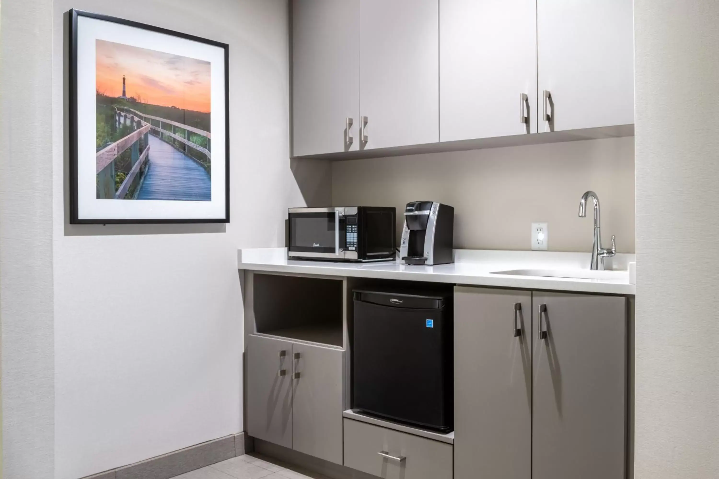 Photo of the whole room, Kitchen/Kitchenette in Holiday Inn - Long Island - ISLIP Arpt East, an IHG Hotel