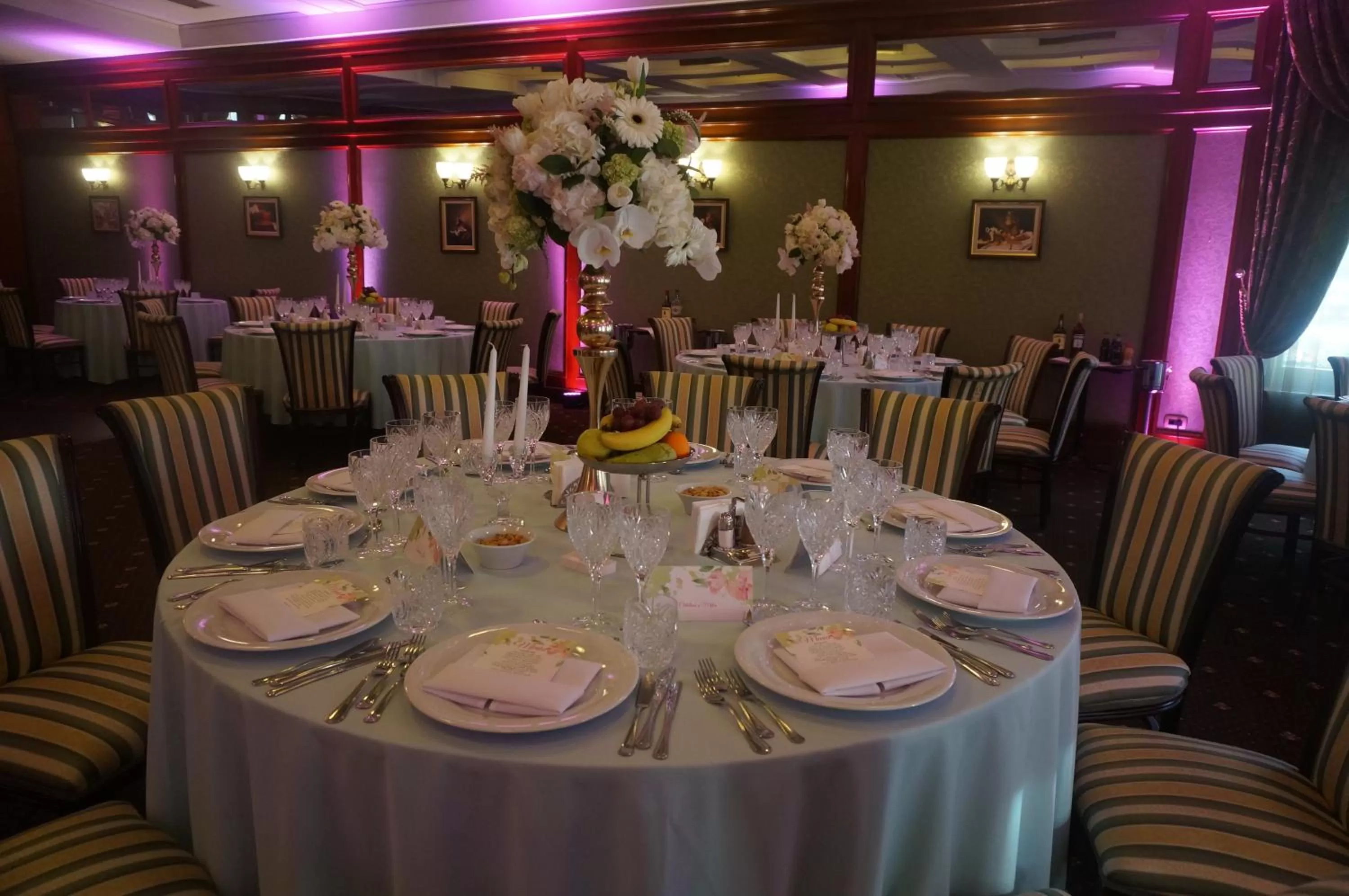 Restaurant/places to eat in Hotel Select