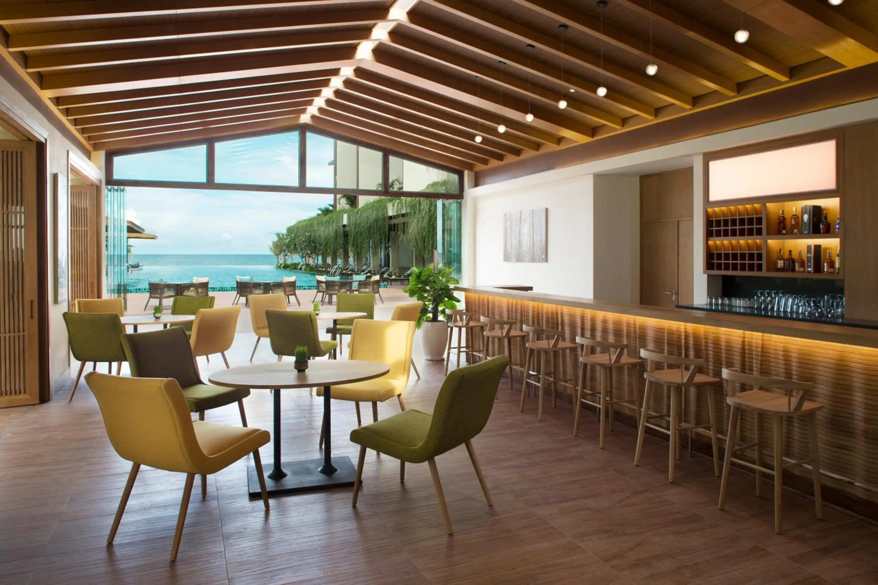 Lobby or reception, Lounge/Bar in Dusit Princess Moonrise Beach Resort