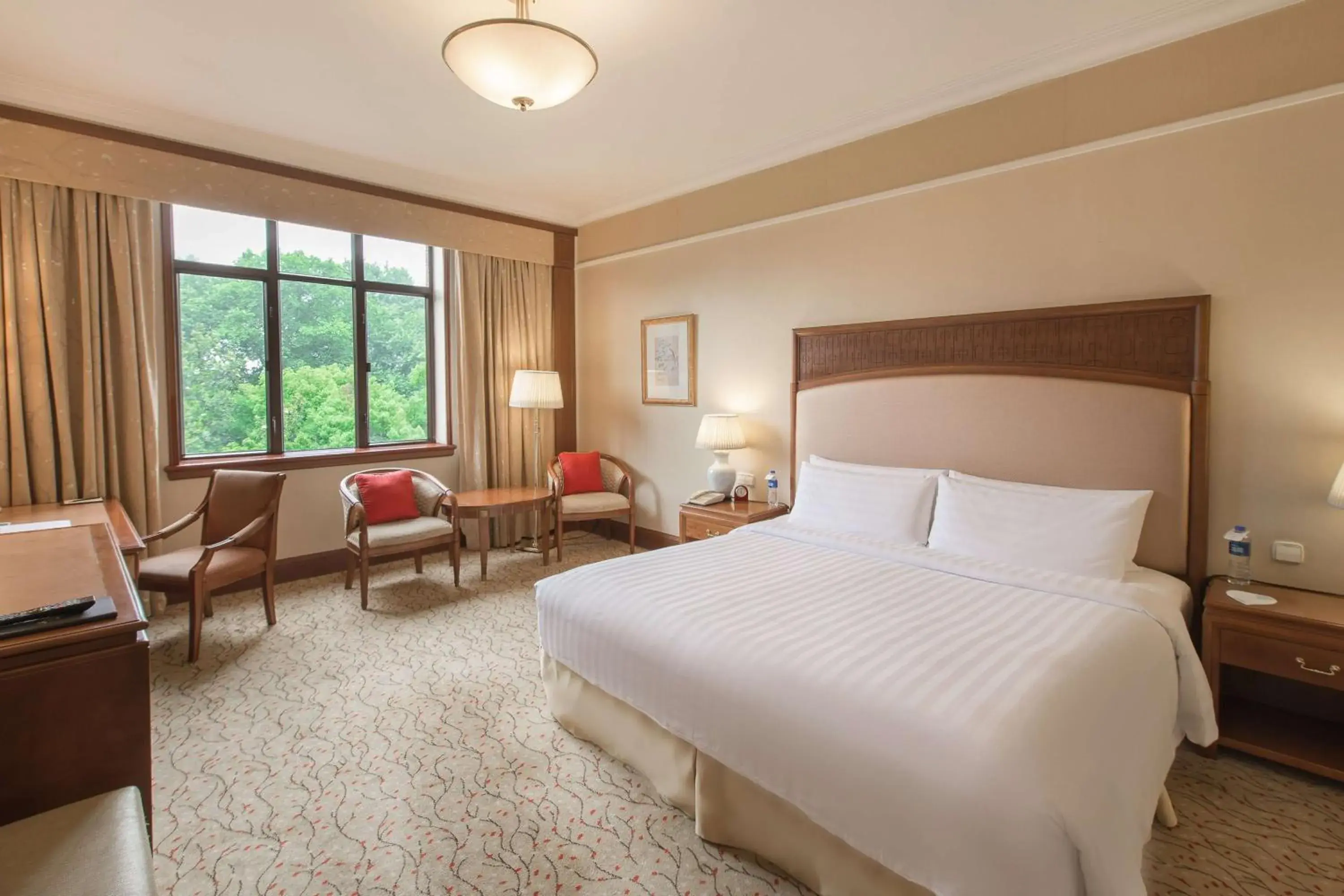 Photo of the whole room, Bed in Shangri-La Hotel, Hangzhou