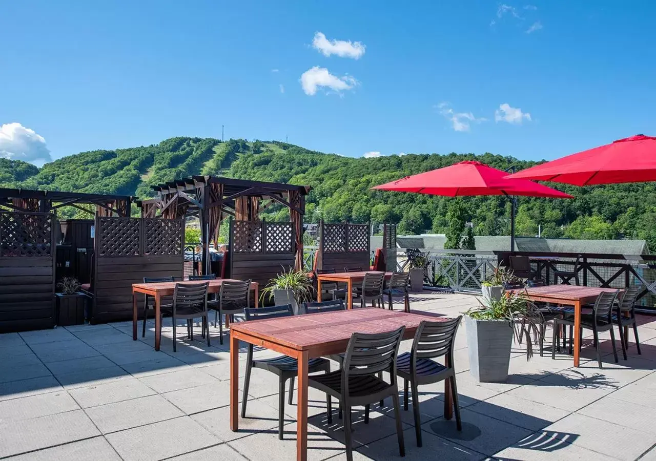 Patio, Restaurant/Places to Eat in Hotel Chateau Bromont