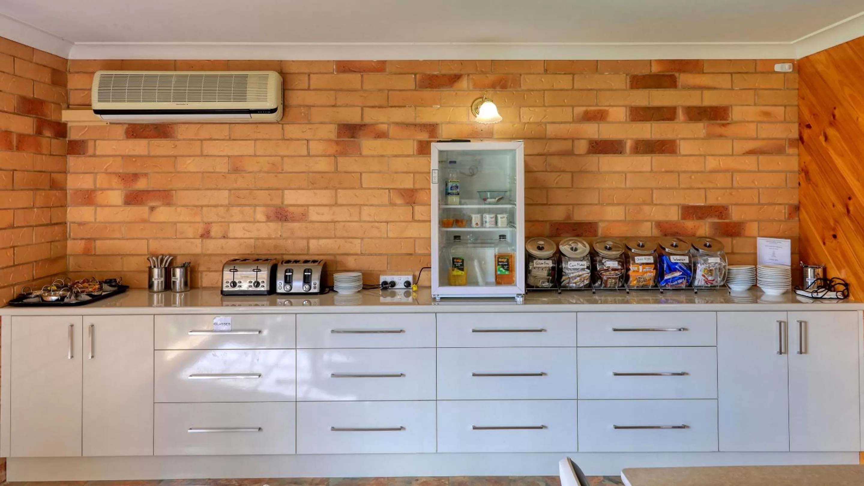 Breakfast in North Parkes Motel