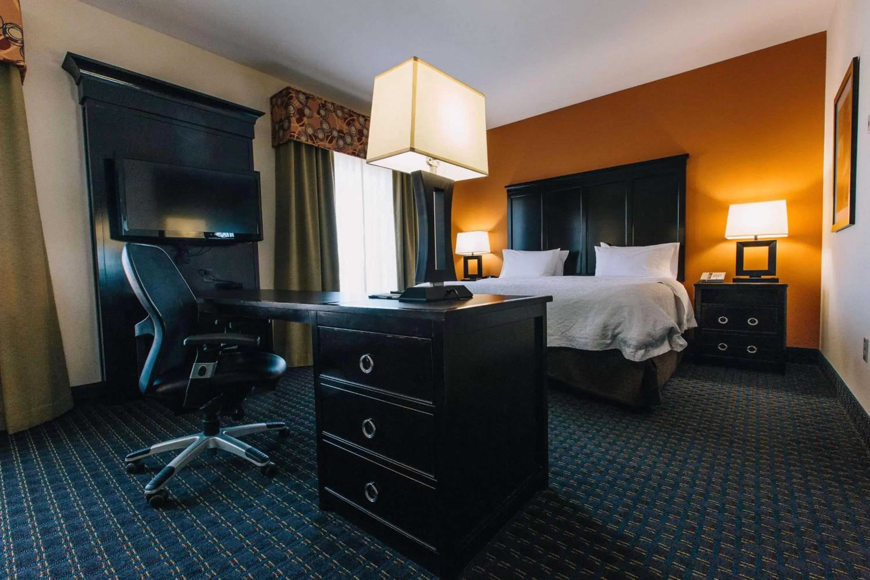 Bed, TV/Entertainment Center in Hampton Inn & Suites Effingham