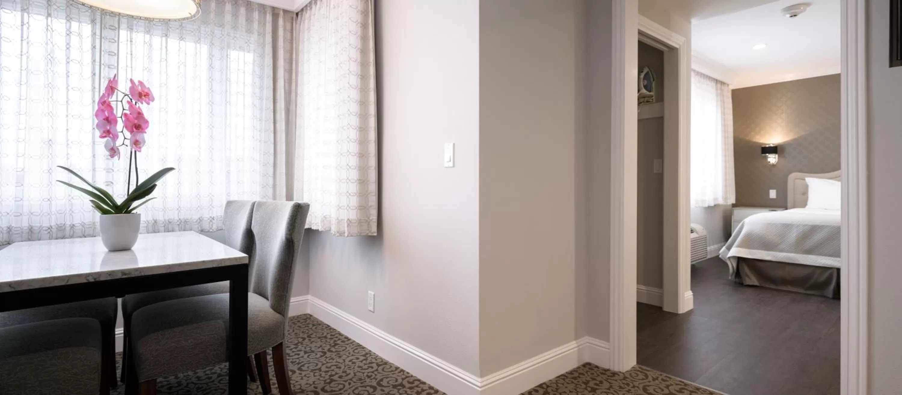 Living room, Bed in Woodcrest Hotel Cupertino