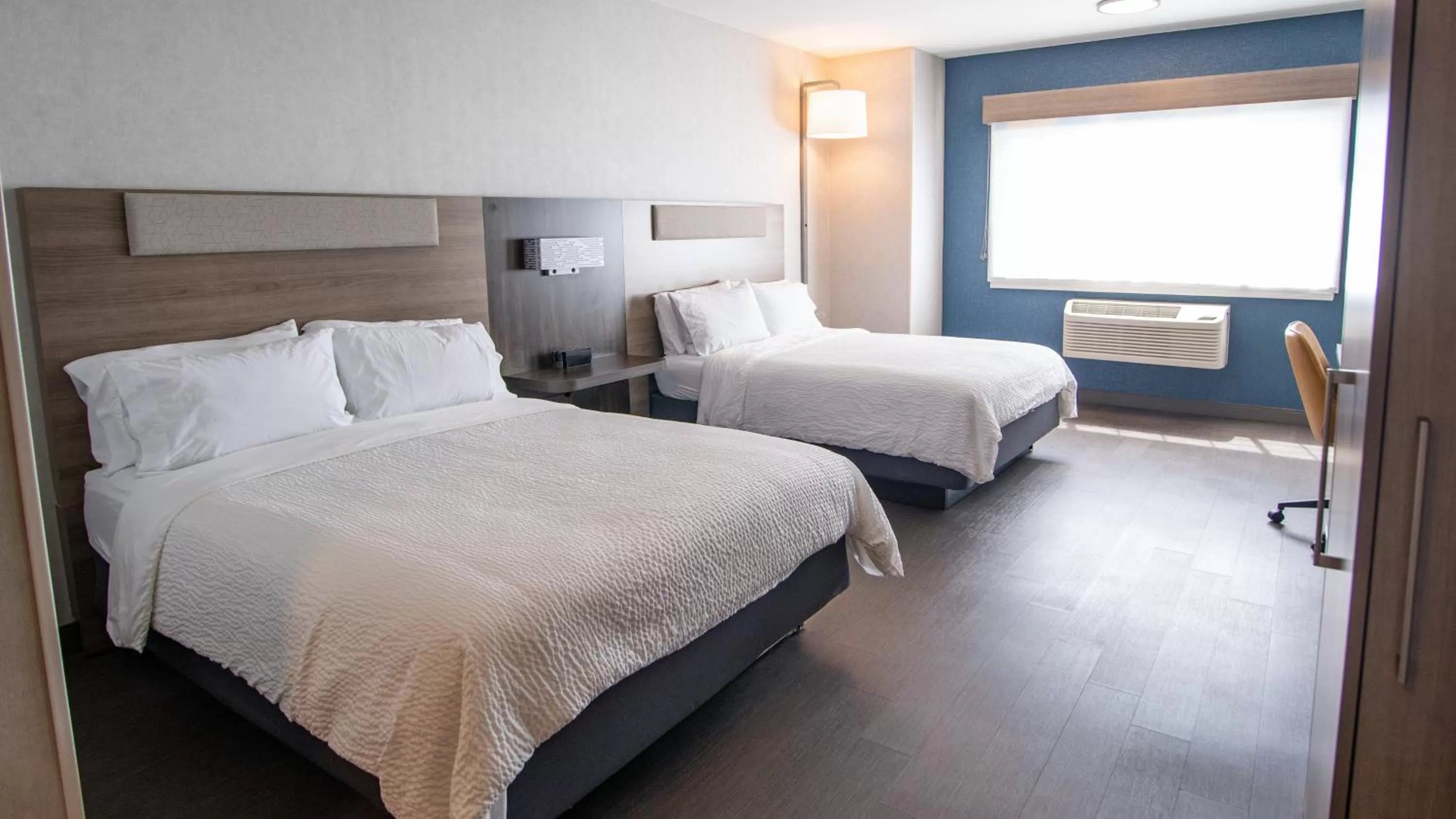 Photo of the whole room, Bed in Holiday Inn Express Oakdale by IHG