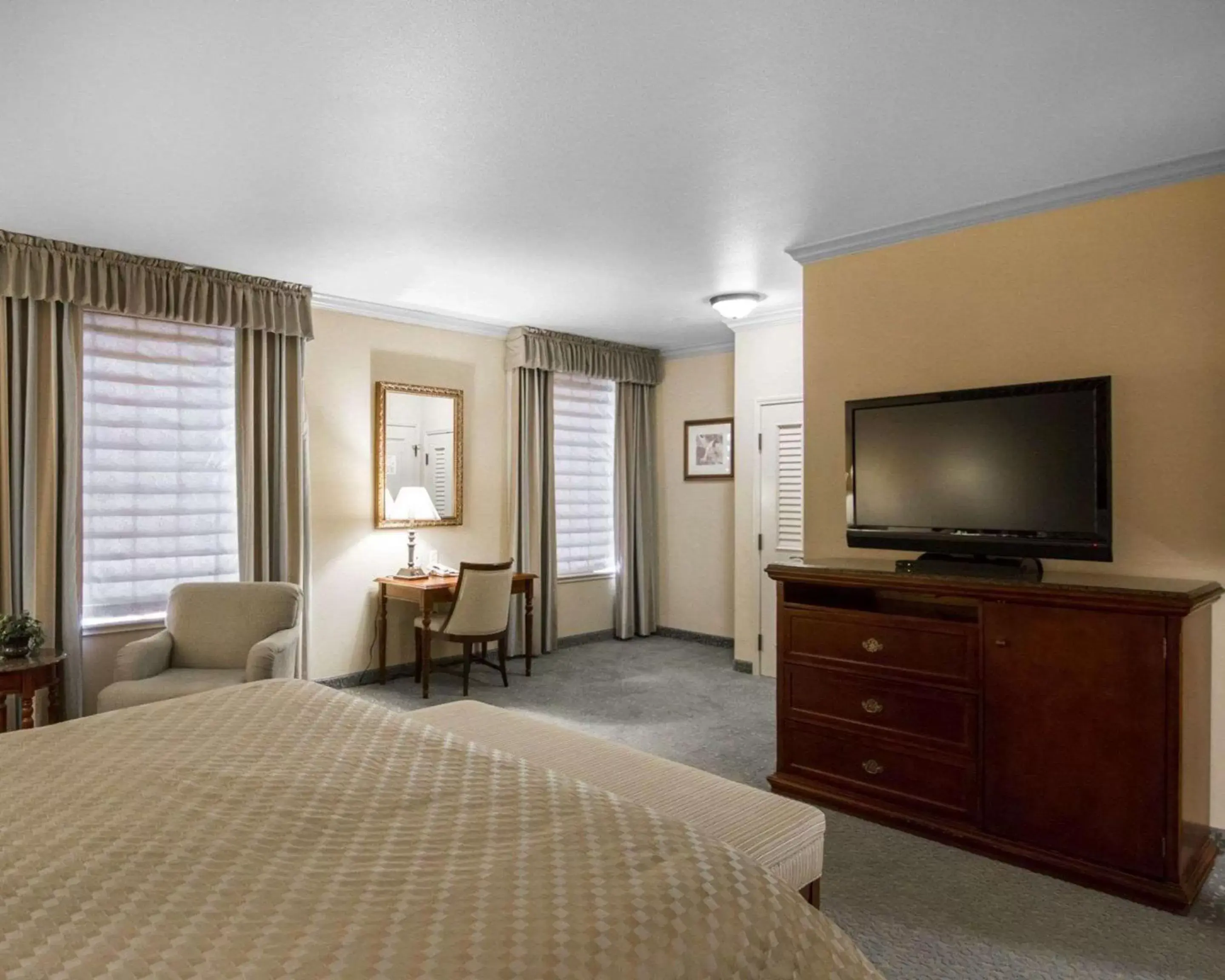 Bedroom, TV/Entertainment Center in Liberty Hotel, Ascend Hotel Collection