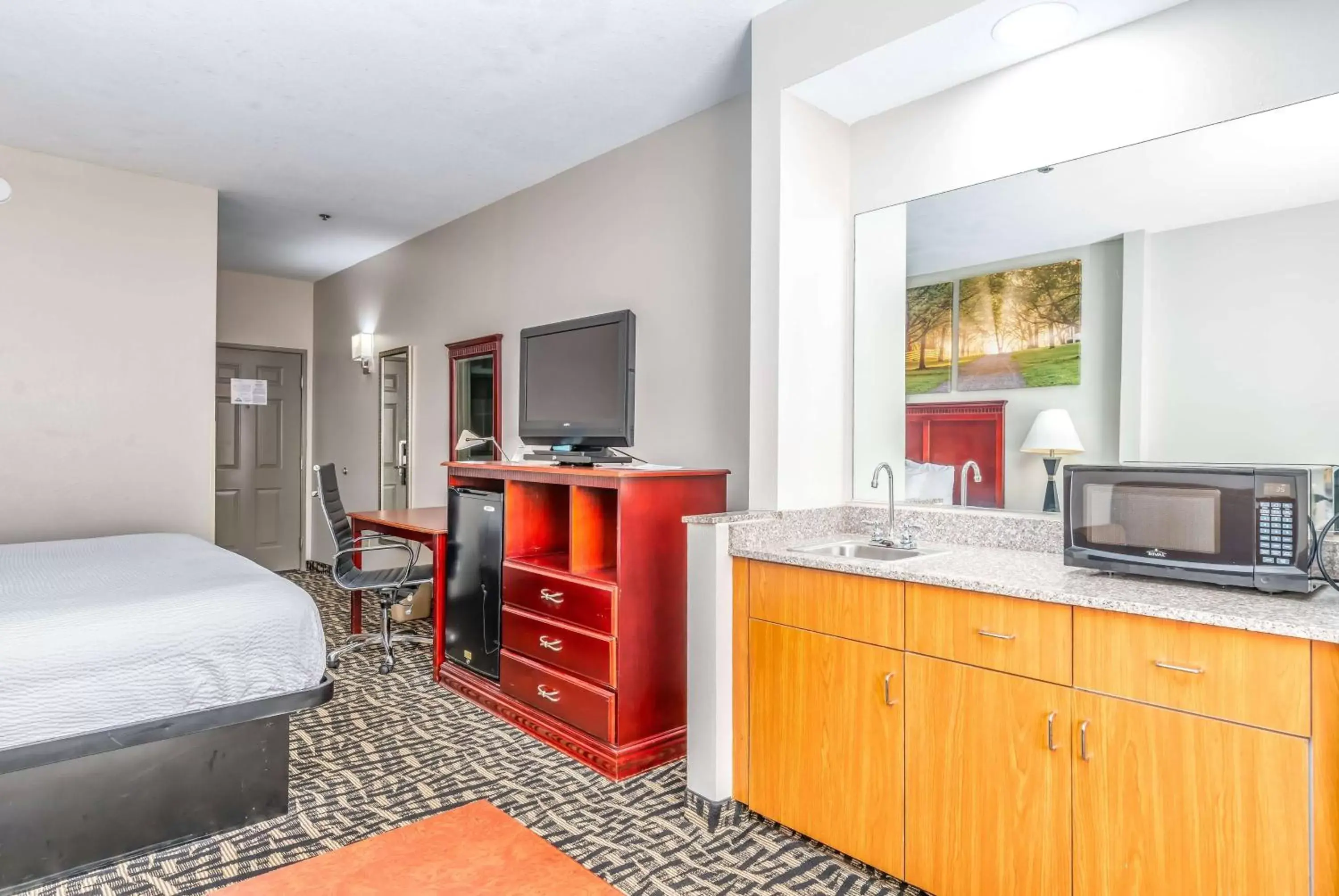 Bed, TV/Entertainment Center in Days Inn & Suites by Wyndham Prattville-Montgomery