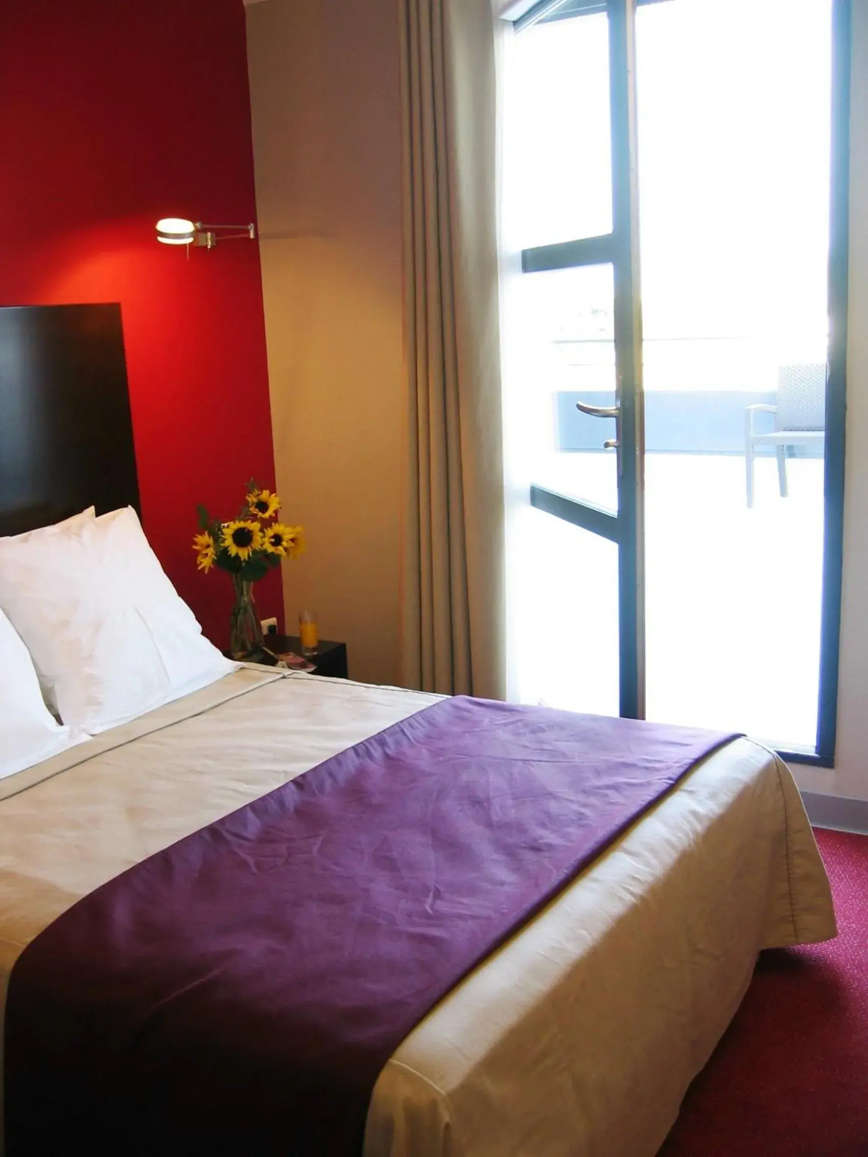 Bed in Hotel Canal Aigues Mortes