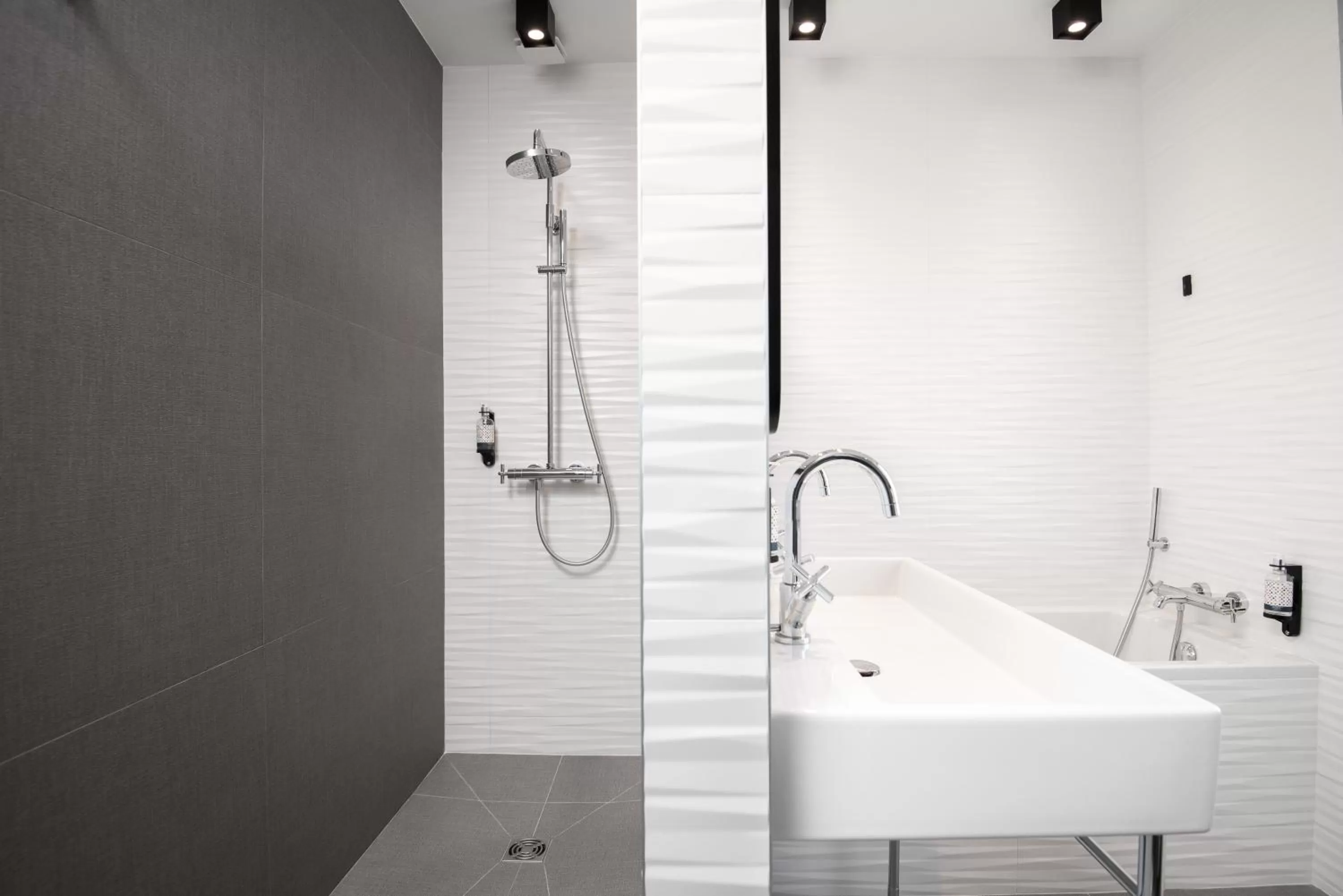 Bathroom in Hôtel Montmorency & Spa