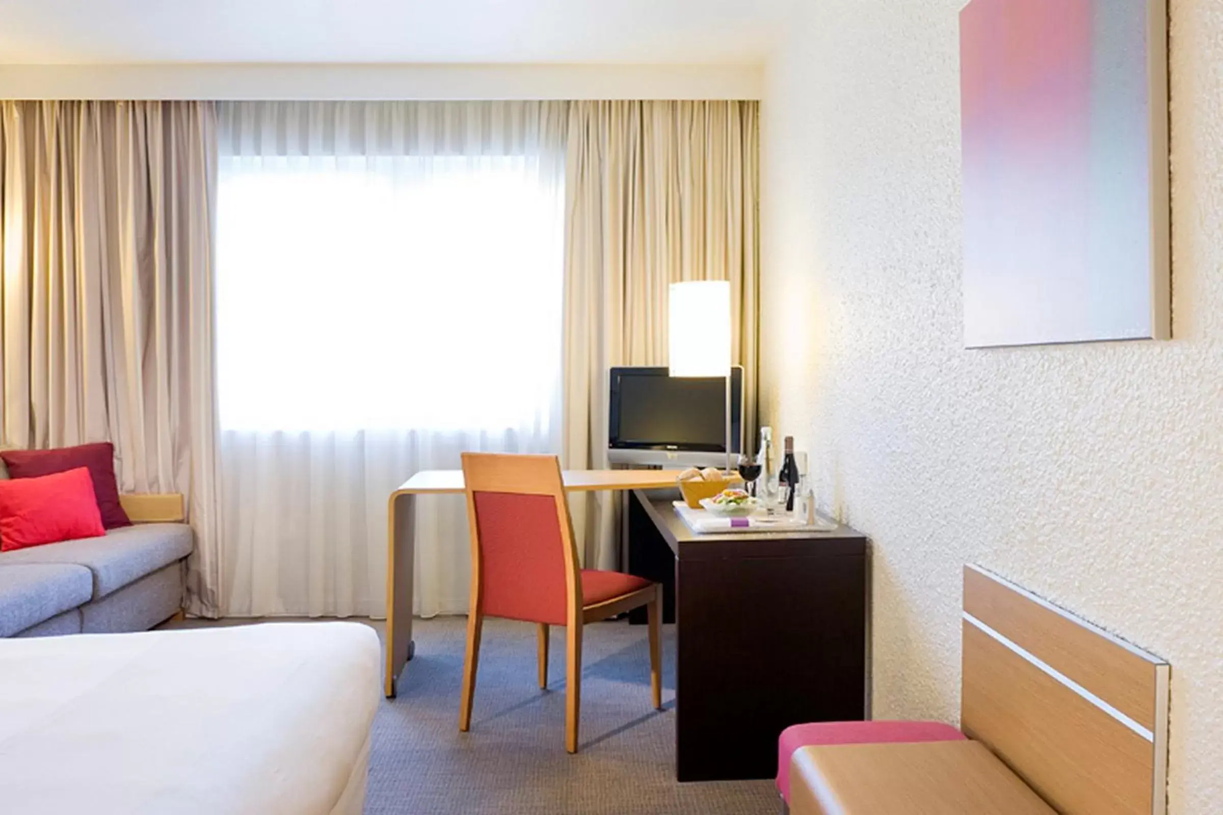 Bed, TV/Entertainment Center in Novotel Evry Courcouronnes