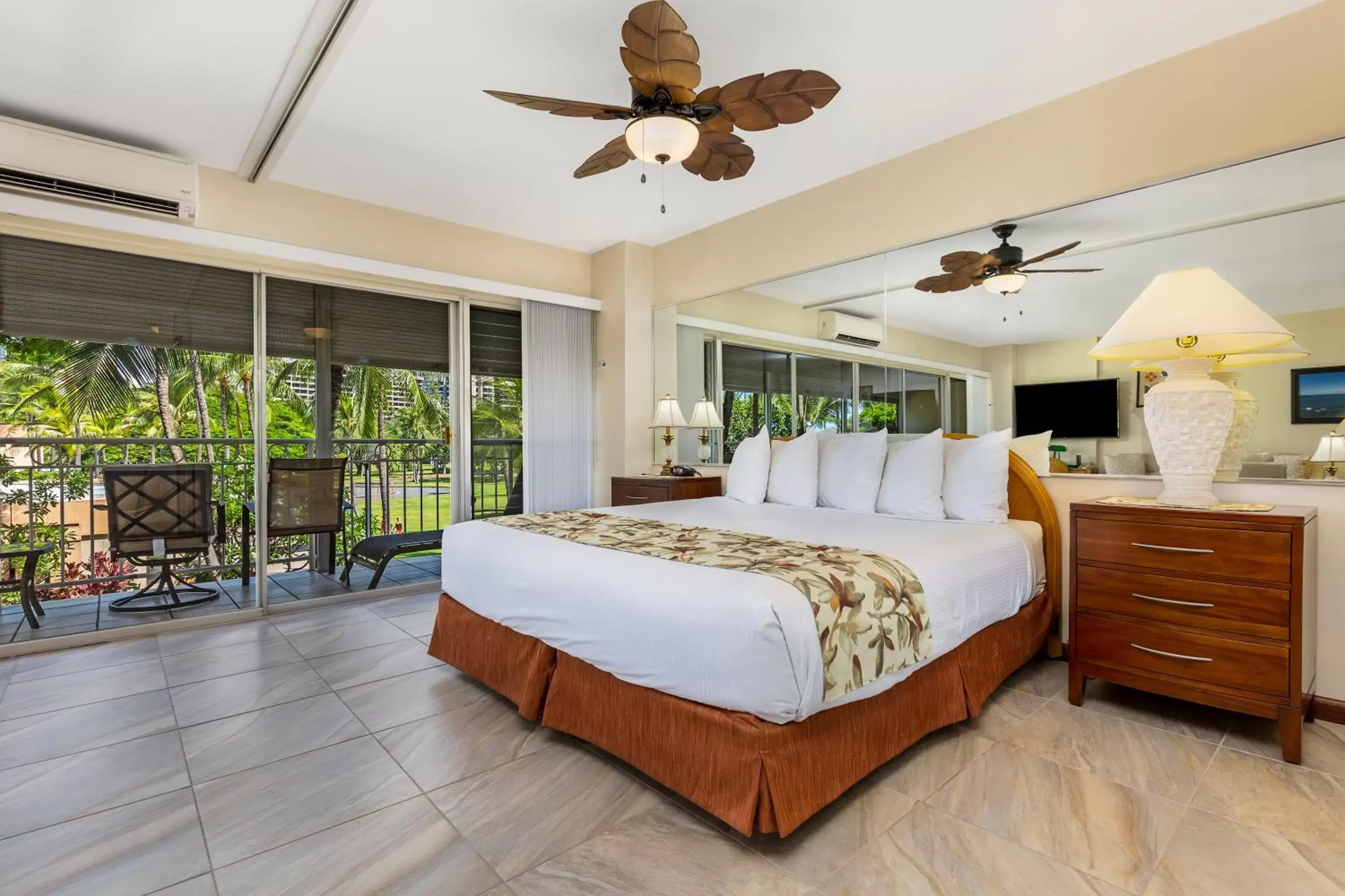 Bed in Castle Waikiki Shore Beachfront Condominiums