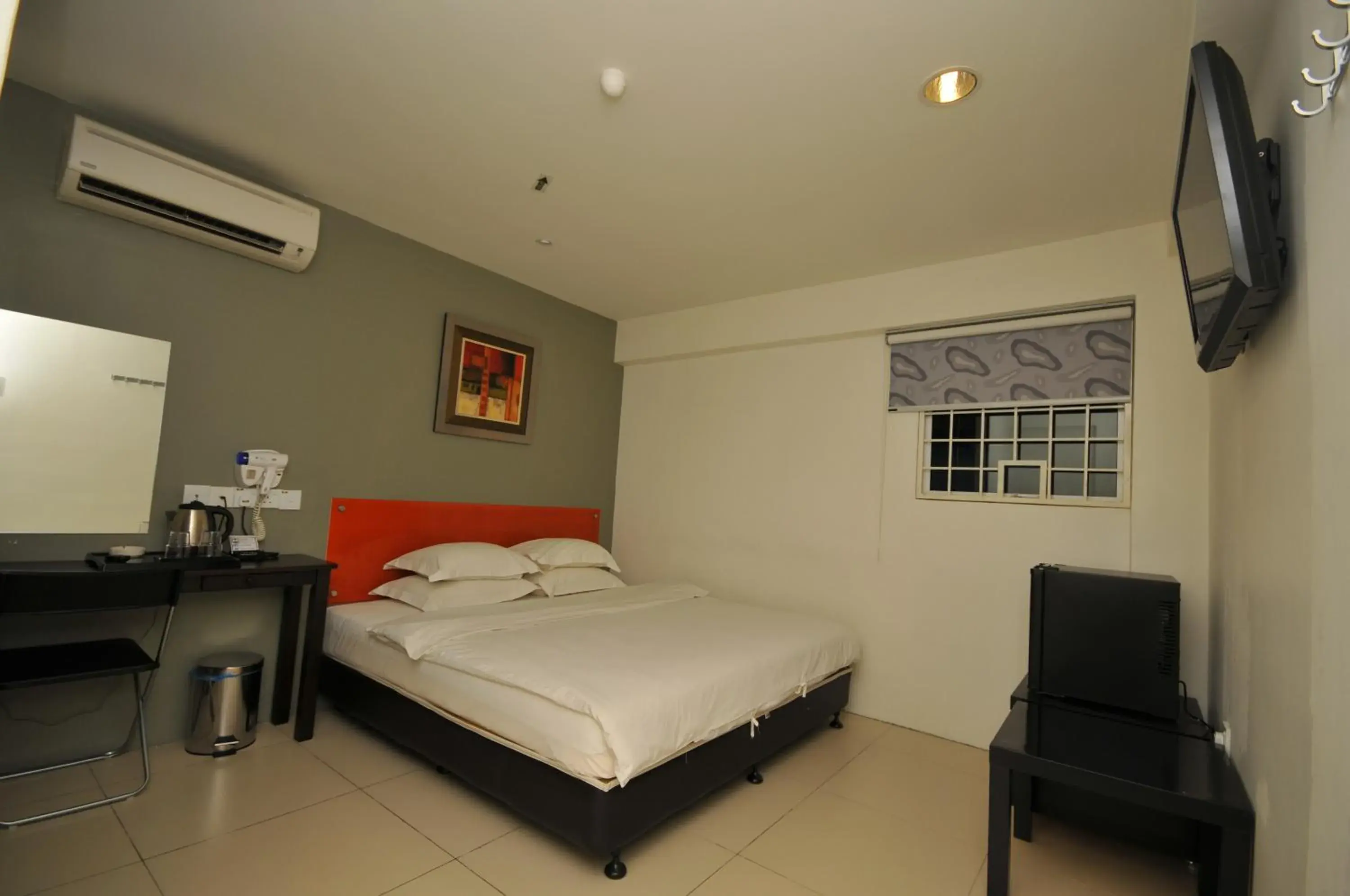Photo of the whole room, Bed in M Design Hotel - Pandan Indah