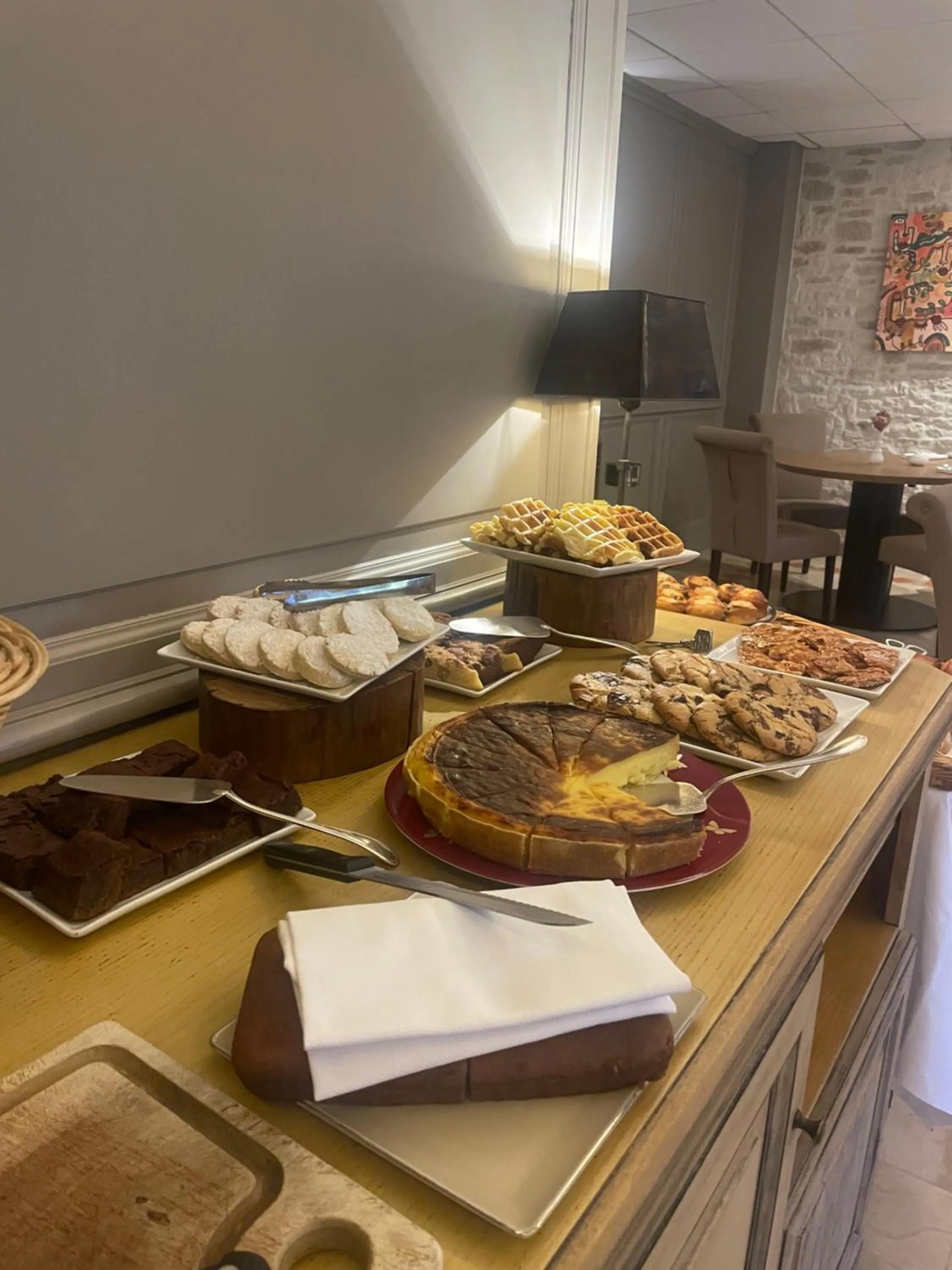 Breakfast in Logis Hostellerie des Clos et restaurant Bistrot des grands crus et Maison de la tour Chablis