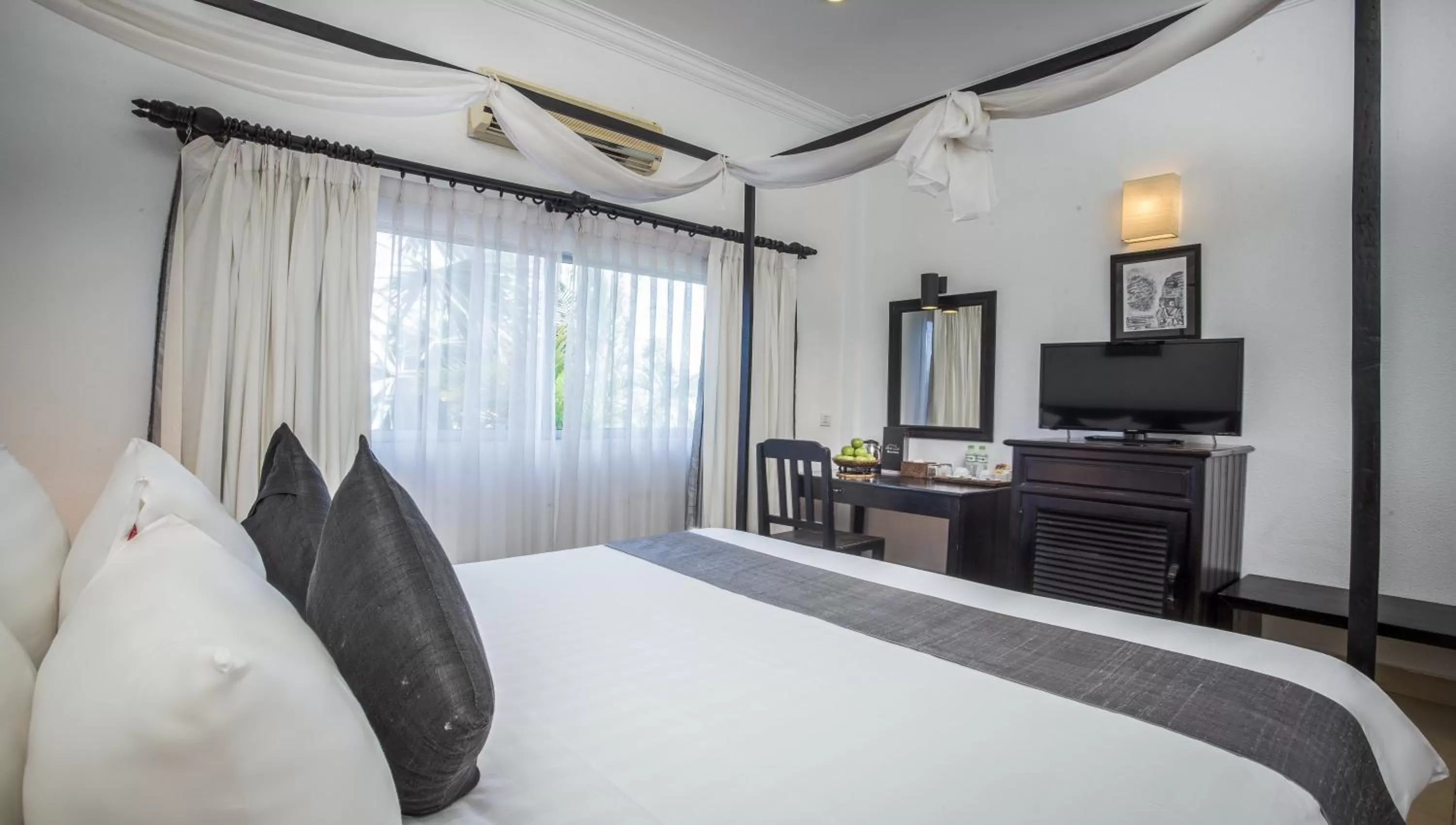 Bed in The Cyclo d'Angkor Boutique Hotel