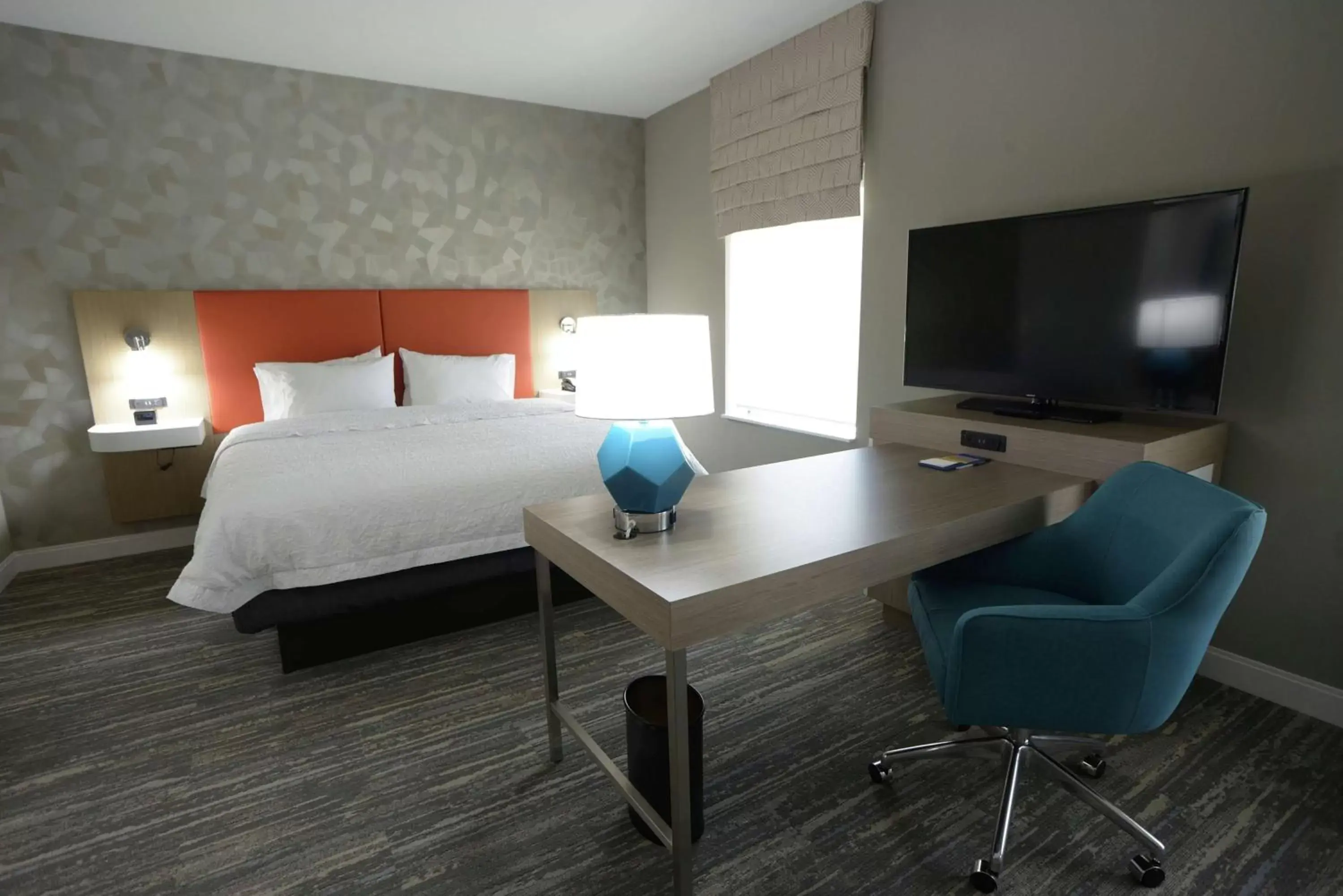 Bedroom, TV/Entertainment Center in Hampton Inn & Suites Oklahoma City/Quail Springs