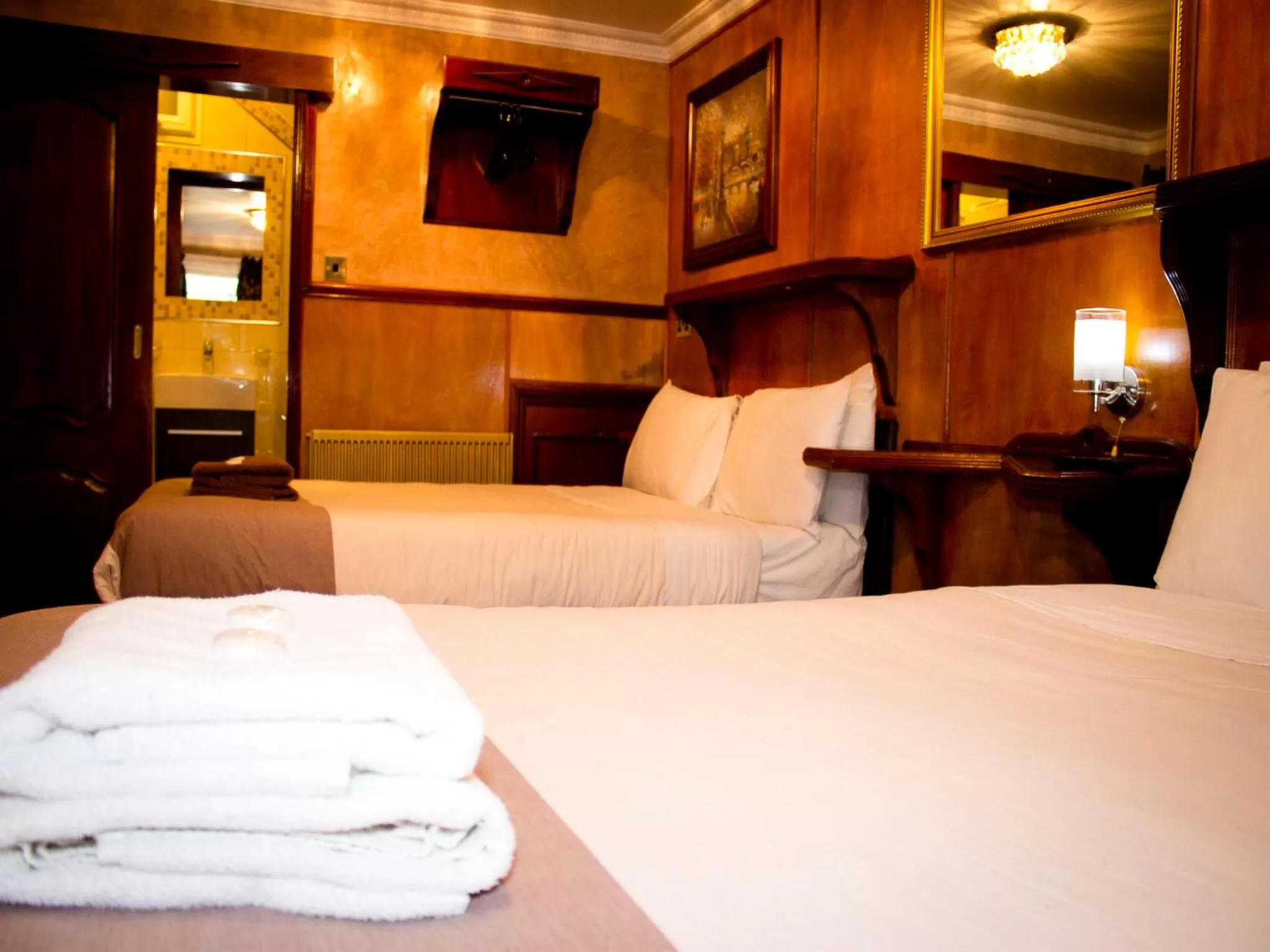 Photo of the whole room, Bed in Cricklewood Lodge Hotel