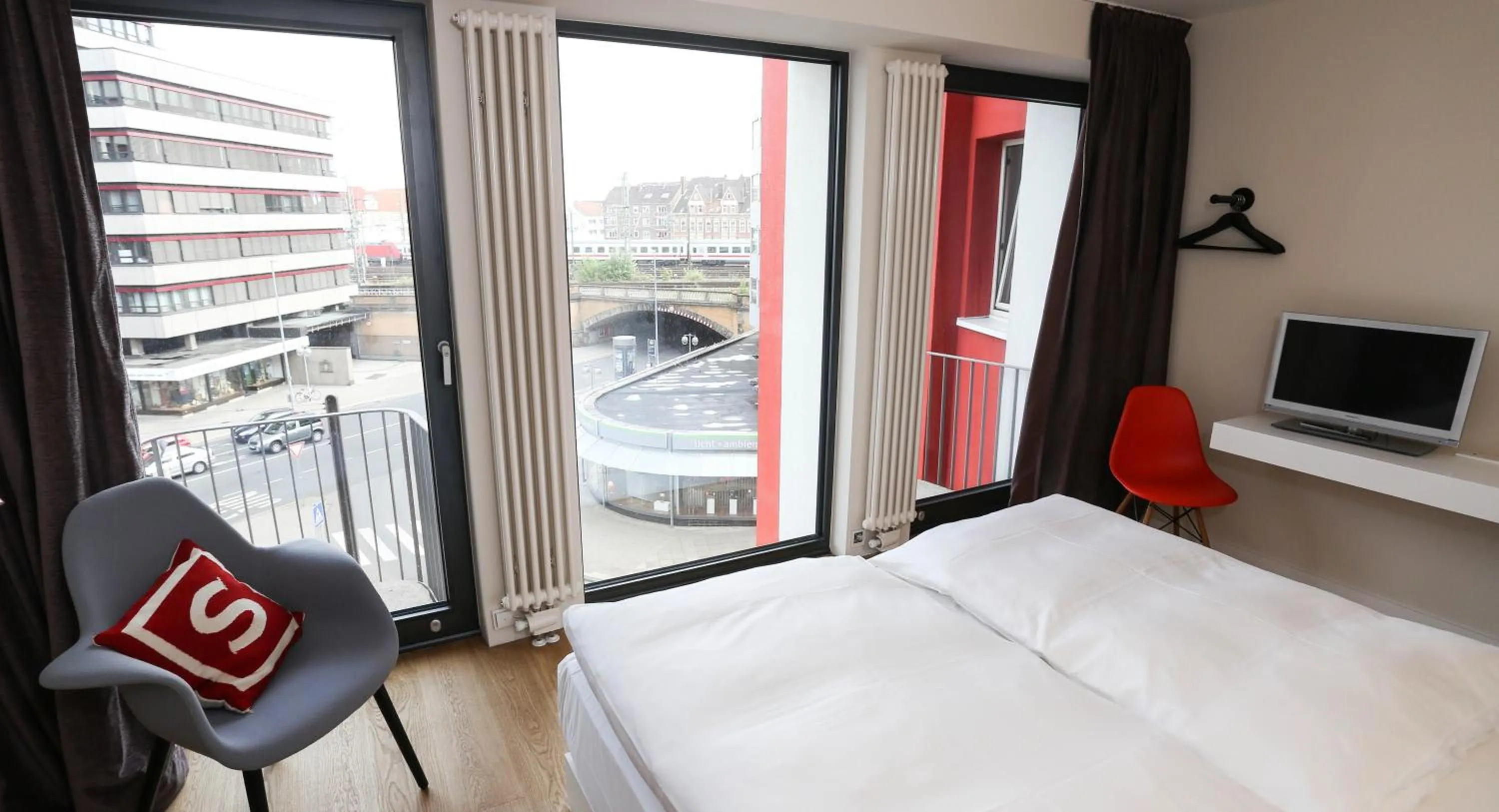 Photo of the whole room, Bed in Smartcity Designhotel