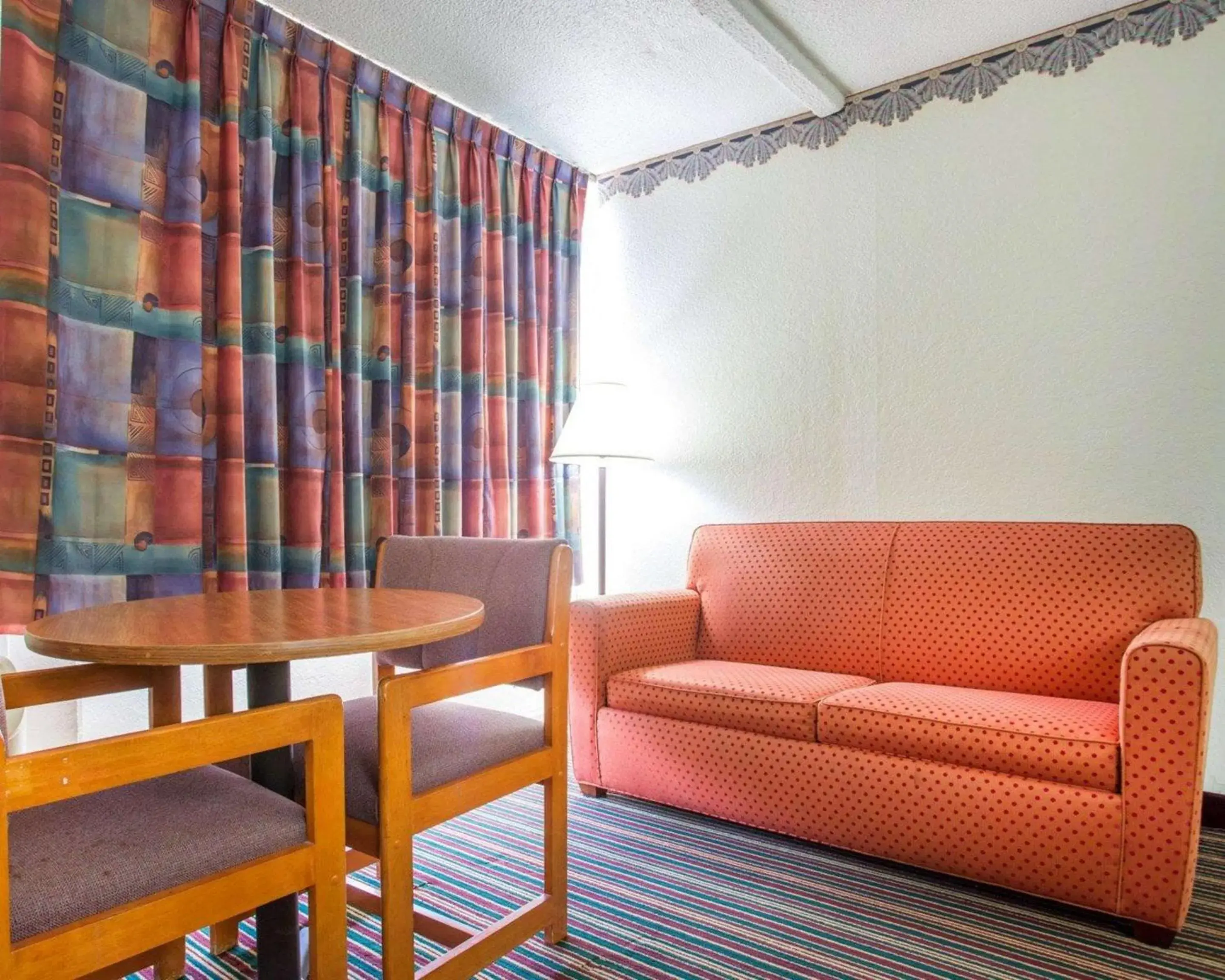 Photo of the whole room, Seating Area in Rodeway Inn Stone Mountain