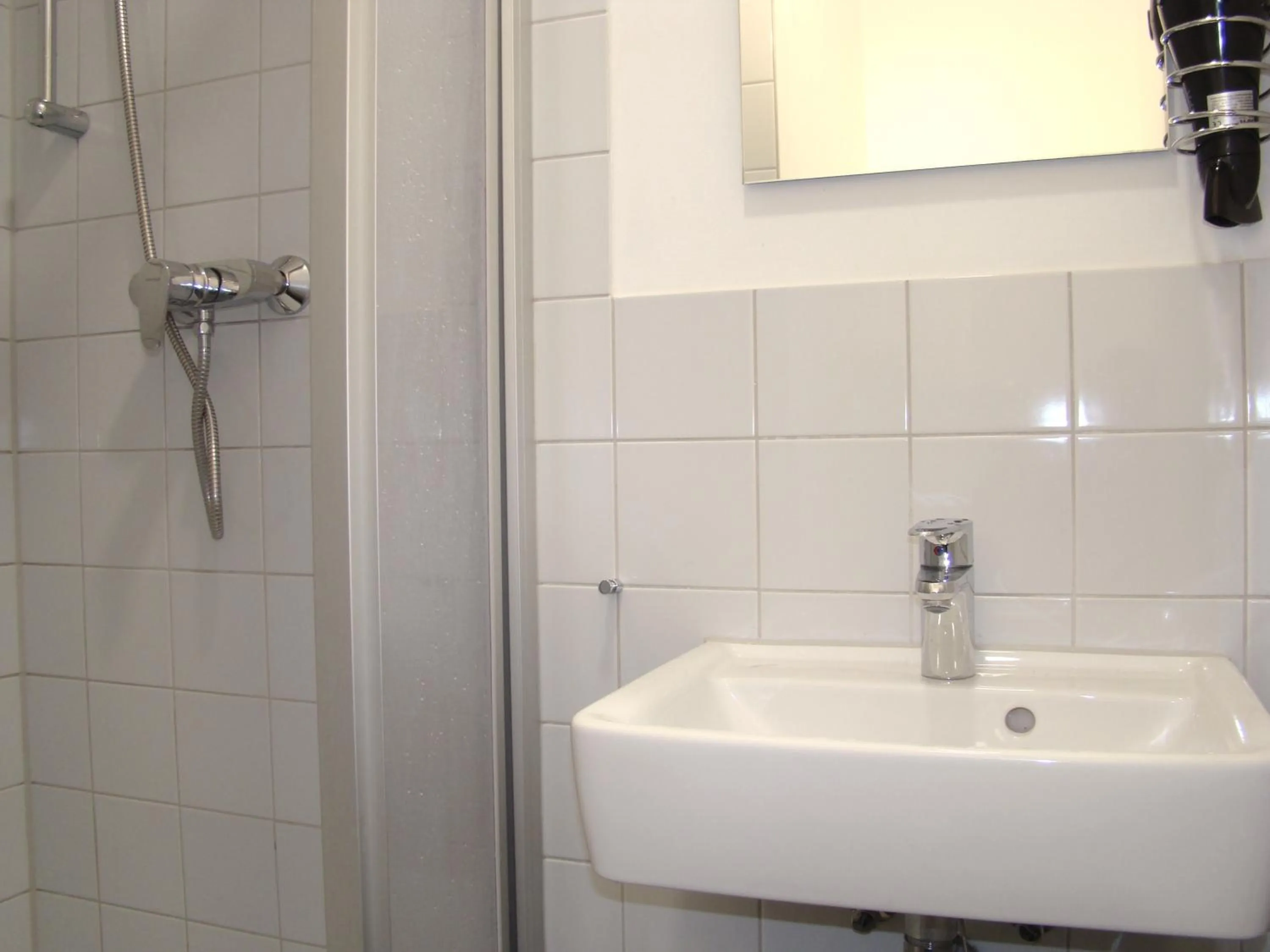 Shower in BNB near Brandenburg Gate - Rooms & Apartments
