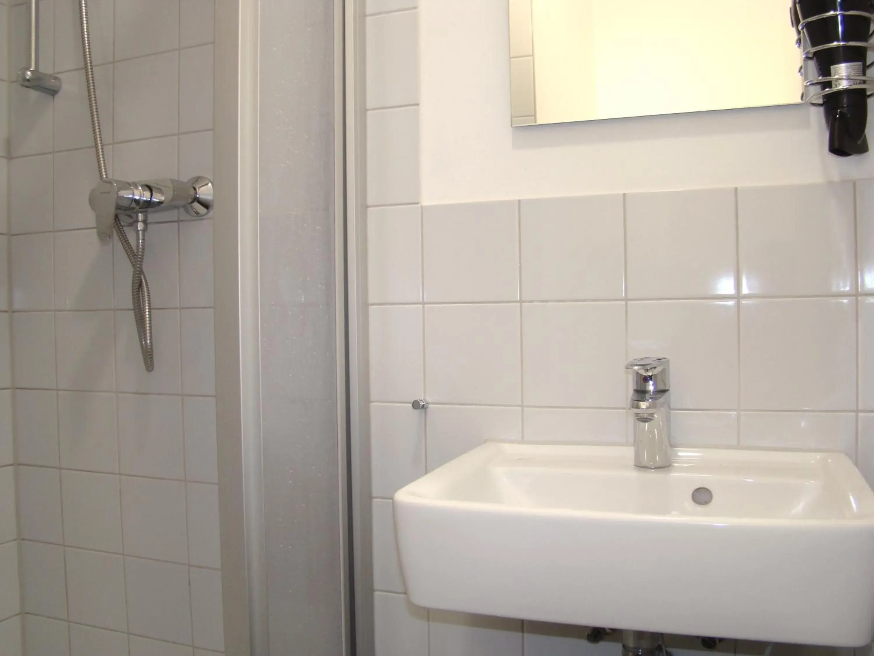 Bathroom in BNB near Brandenburg Gate - Rooms & Apartments