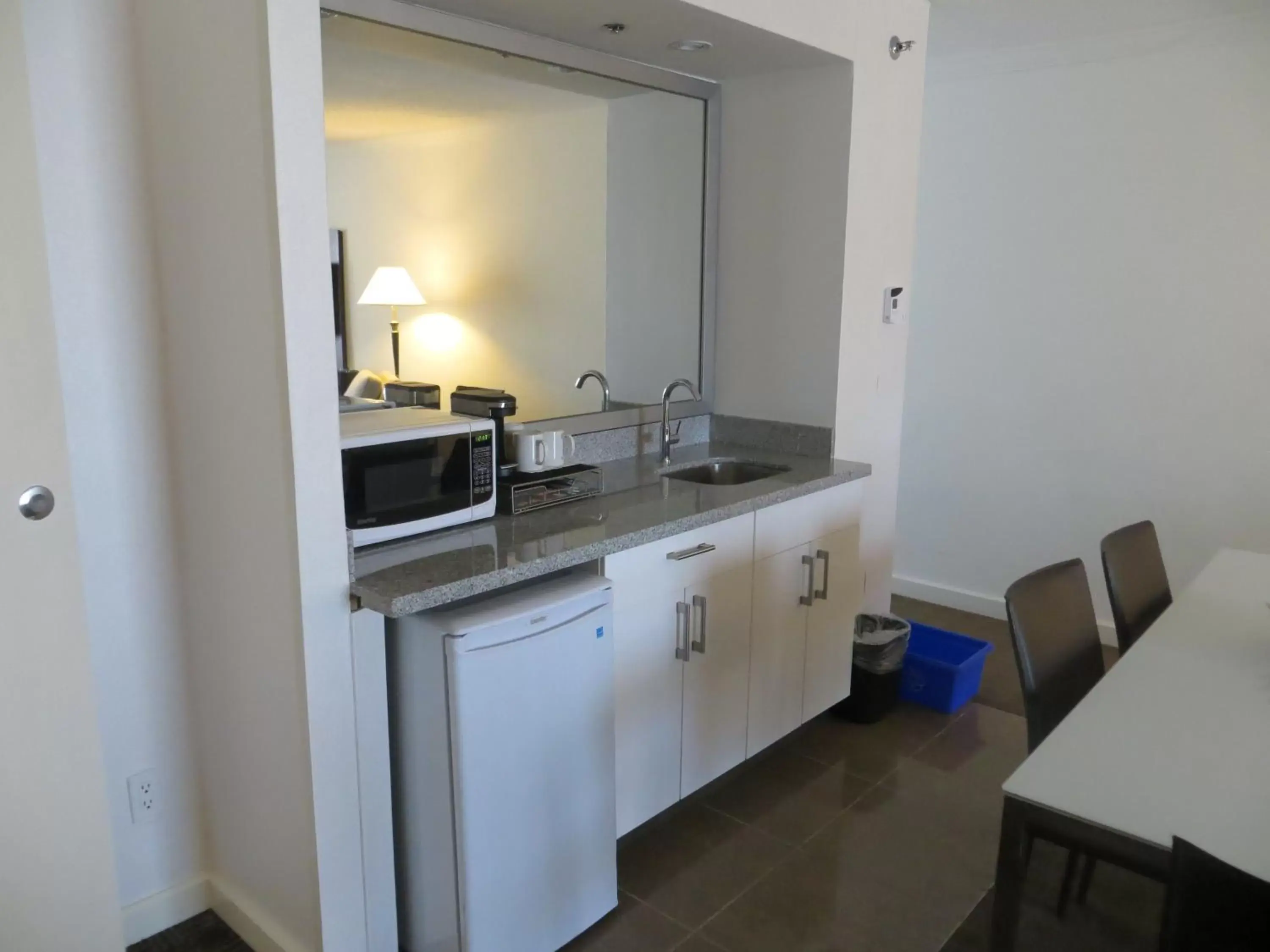 Kitchen or kitchenette, Kitchen/Kitchenette in Toronto Don Valley Hotel and Suites