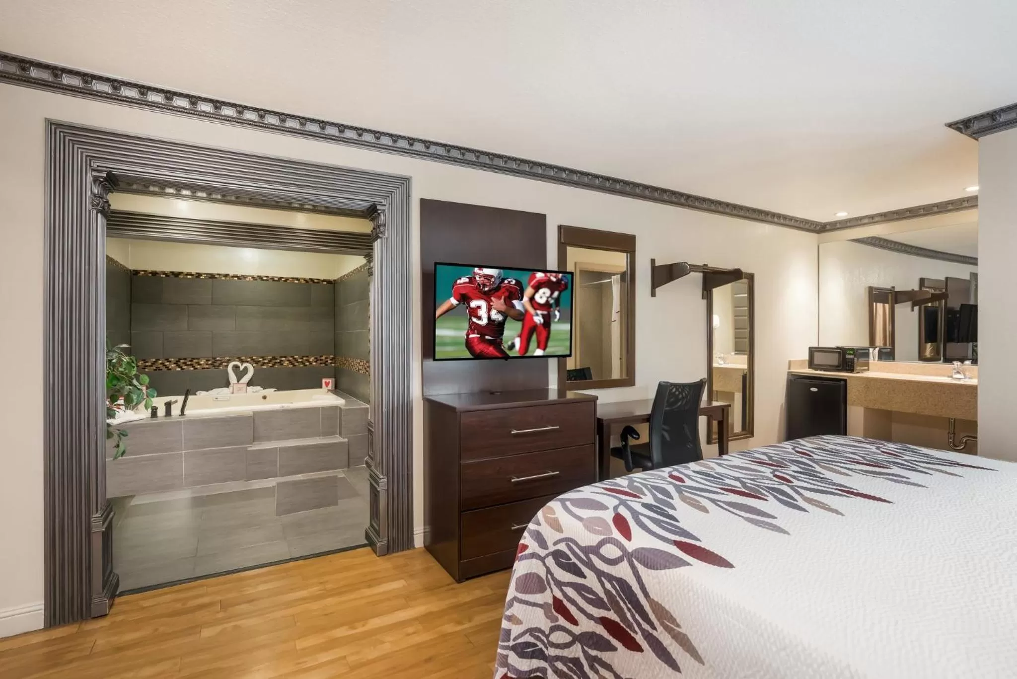 Photo of the whole room, Bed in Red Roof Inn Stockton