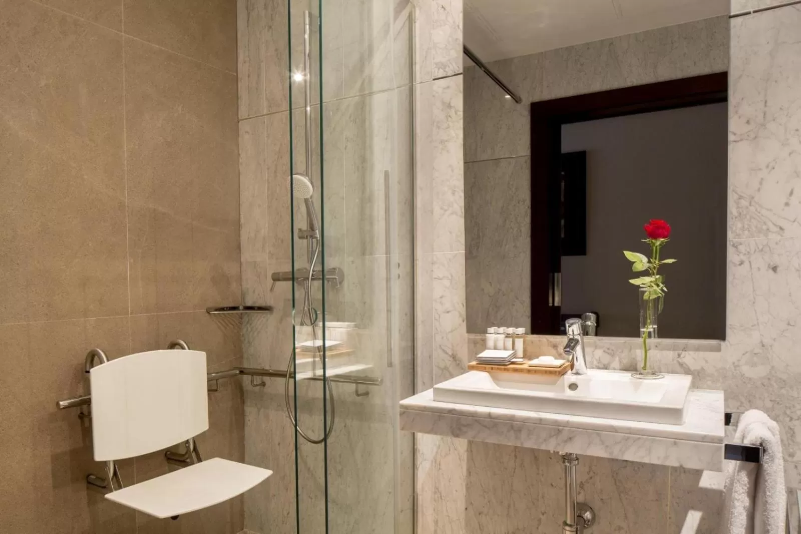 Bathroom in Hotel Villa Real, a member of Preferred Hotels & Resorts