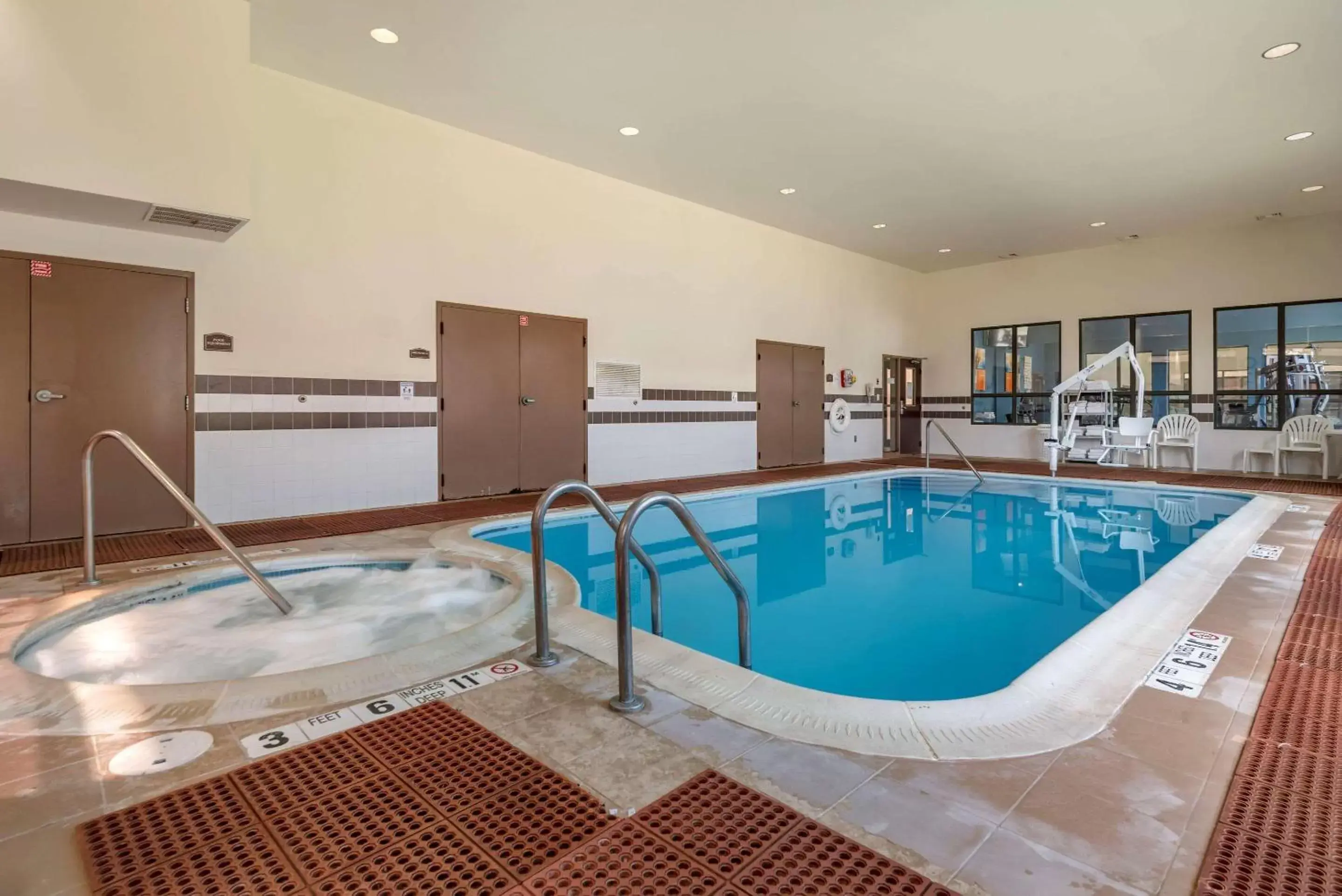 Hot Tub, Swimming Pool in Comfort Inn & Suites Farmington - Victor