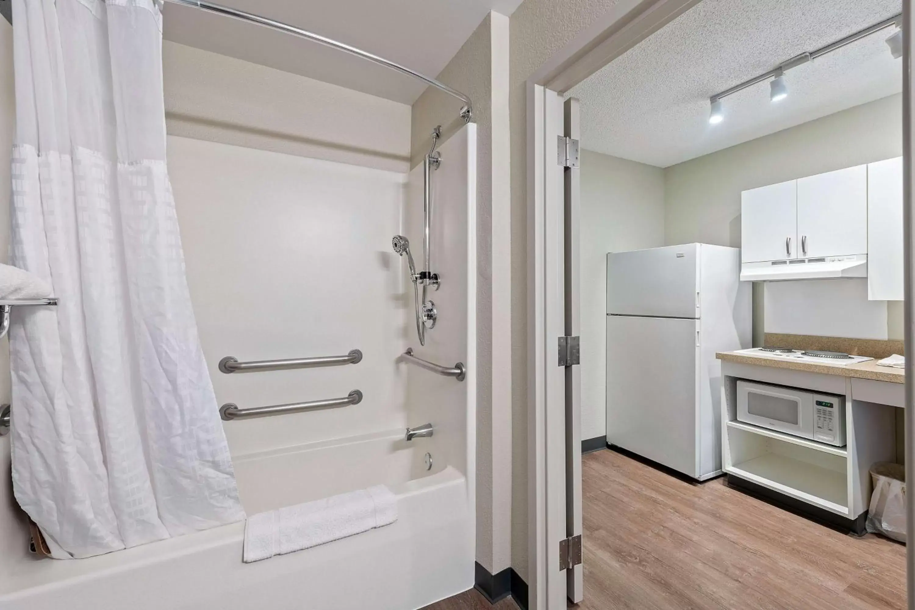 Bathroom in Extended Stay America Suites - Miami - Airport - Doral
